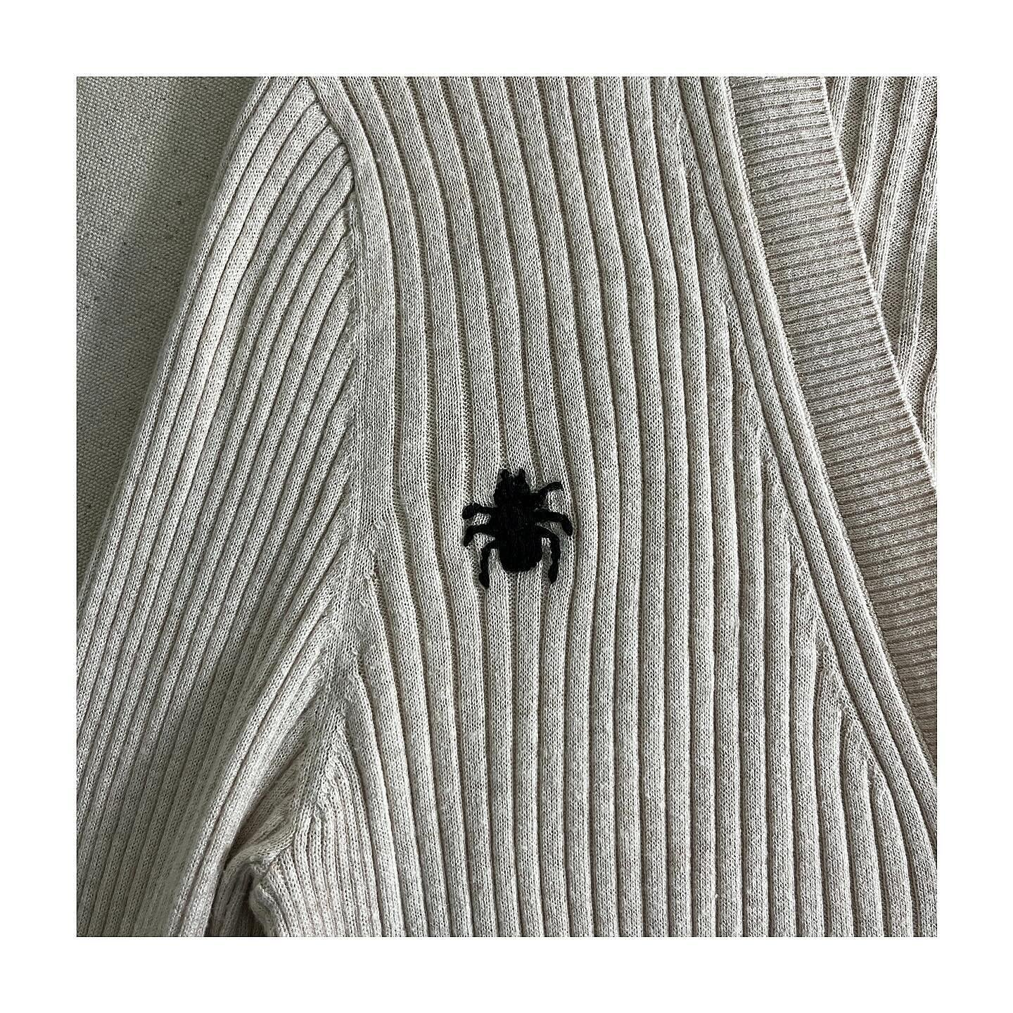 EMBROIDERY REPAIR
&mdash;&mdash;&mdash;
A cute (fat) ant to repair a hole. 🐜🧵🪡✨