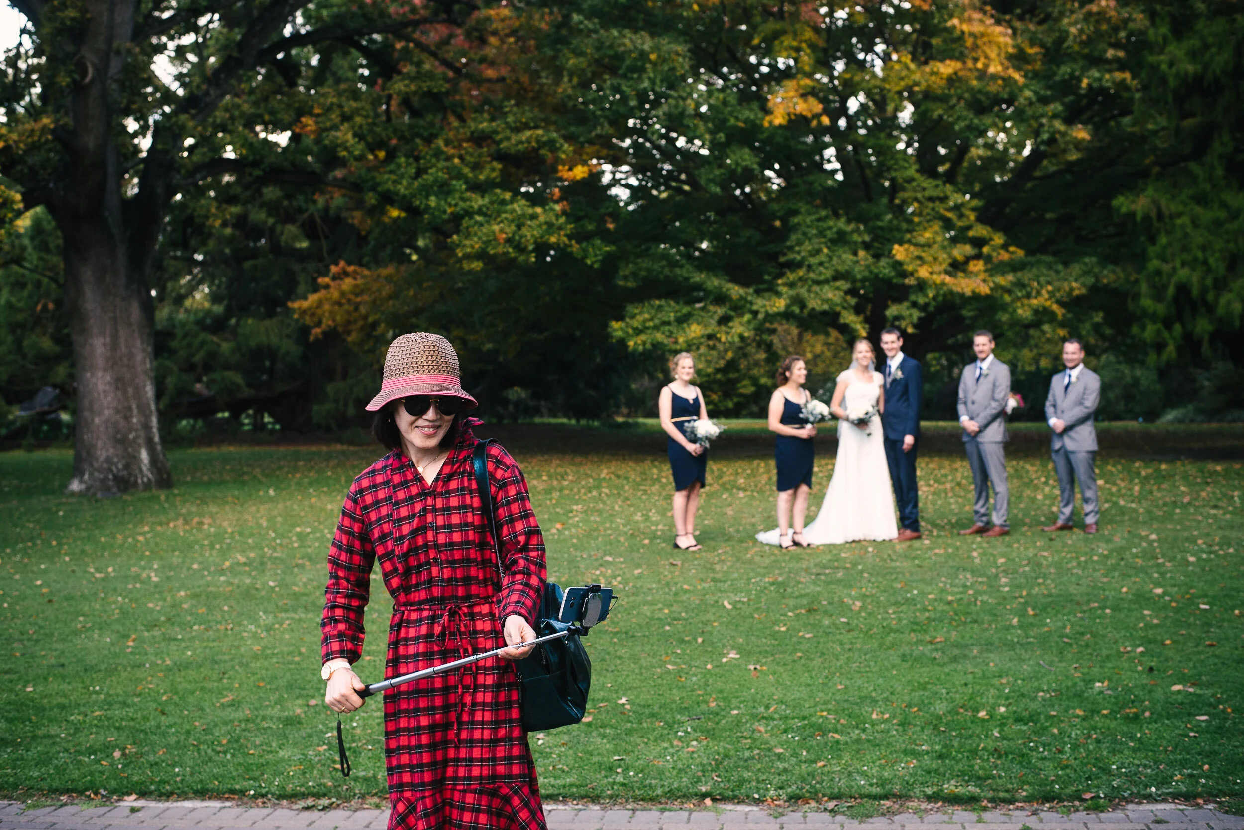 An unexpected photobomber. © Thomas Pickard | www.myweddingphotographer.co.nz