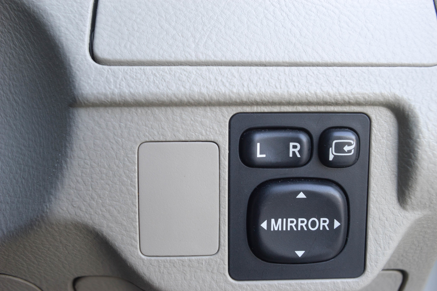 control switch for left and right side power mirror angle adjustments 