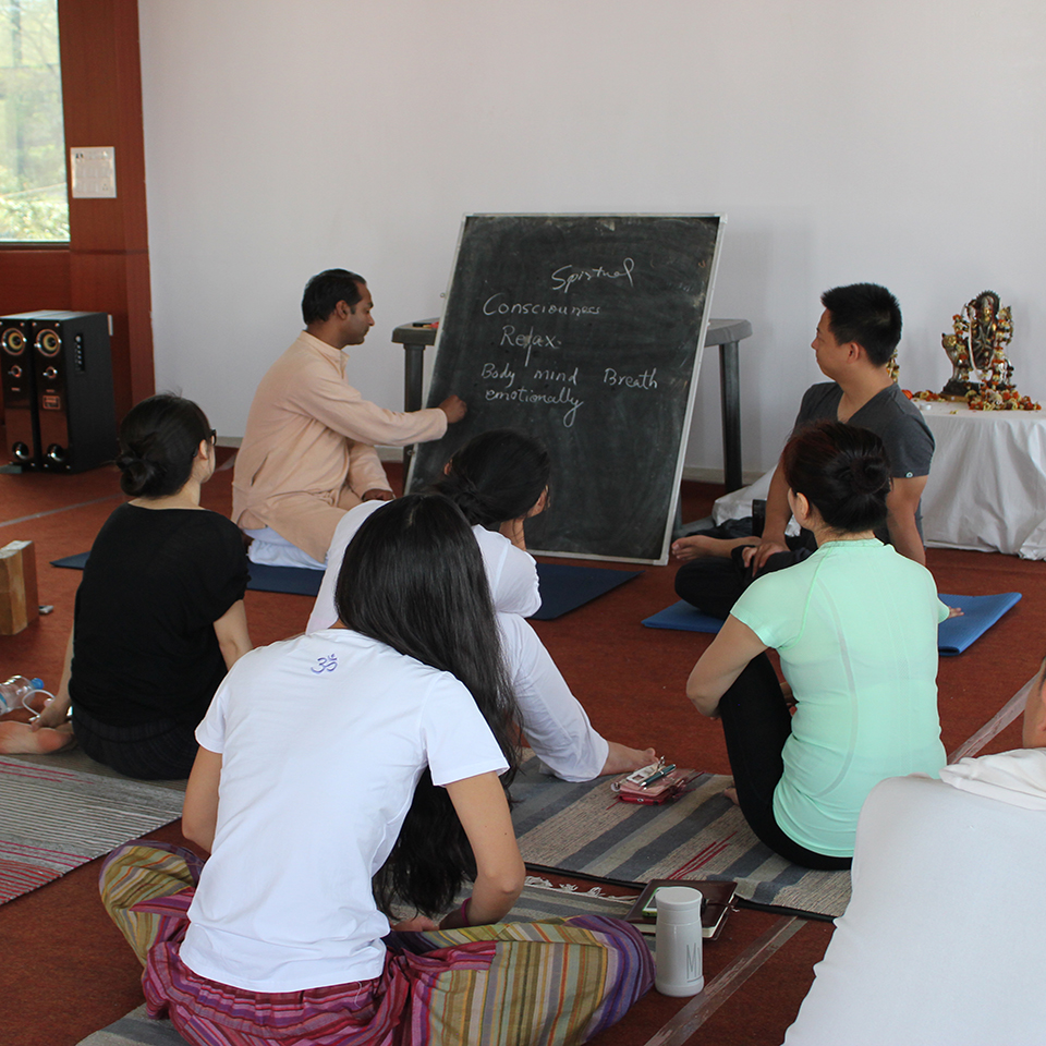 yoga-retreats-in-india.jpg