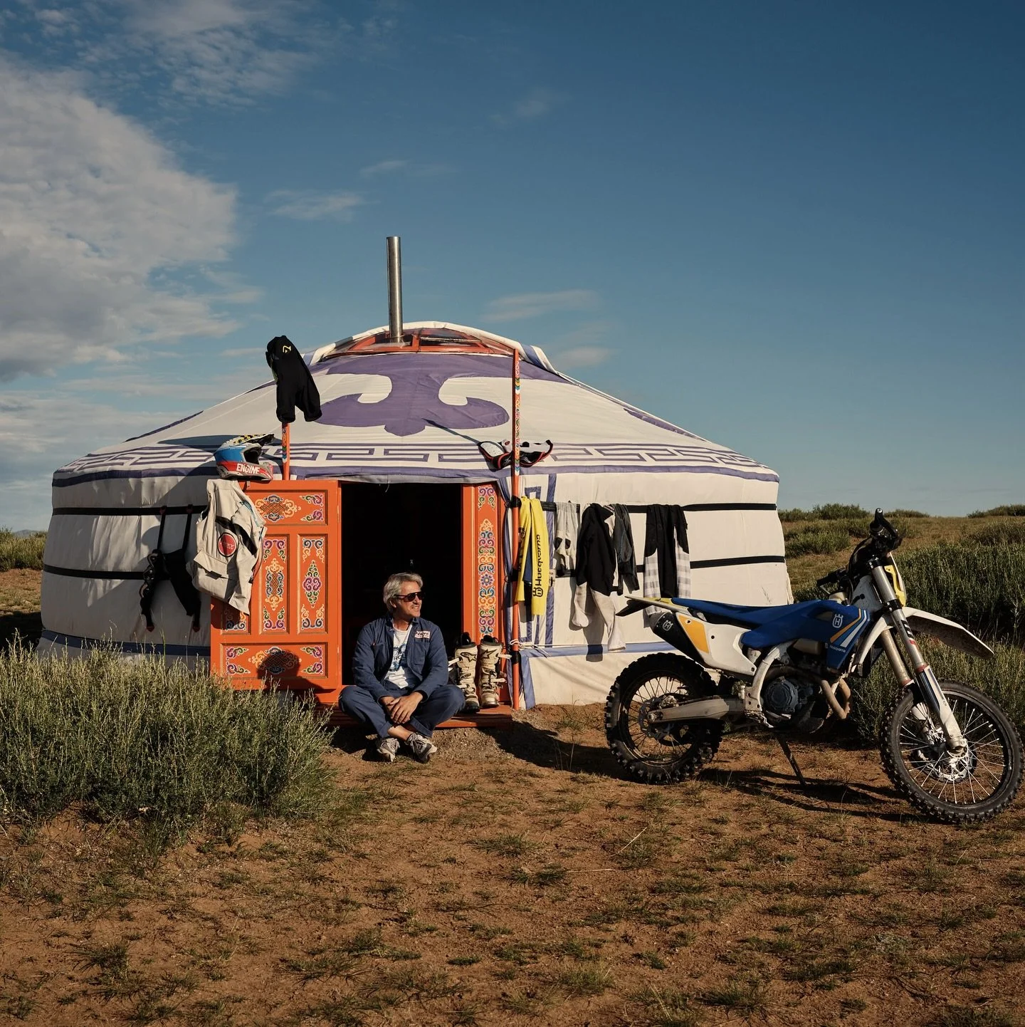 FE450 Heritage bond with legendary @bassolix, enjoying Mongolian sunsets at magical @huskylodge_mongolia 

#onceinalifetime 🇲🇳
@husqvarna.motorcycles 
📷 @georg_roske