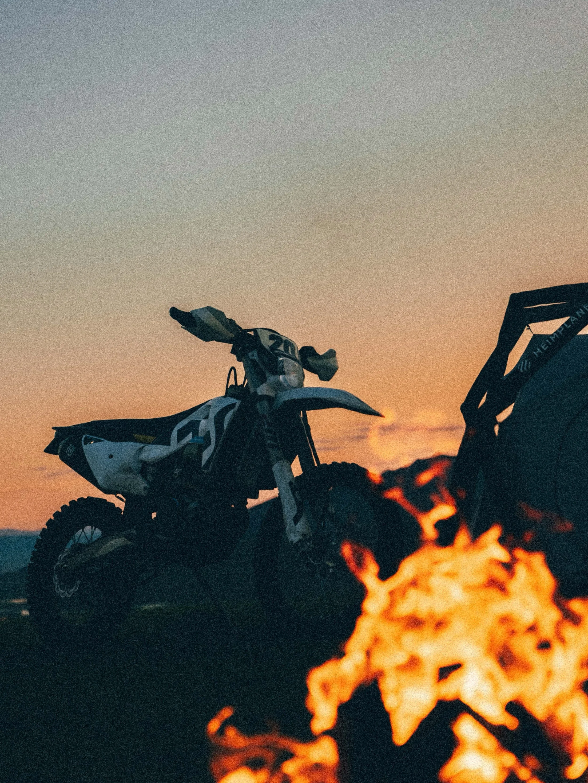 Zero disturbance with a pinch of fire and silence 🇲🇳
@husqvarna.motorcycles 

#onceinalifetime 
#mongolia 
#discoverharder