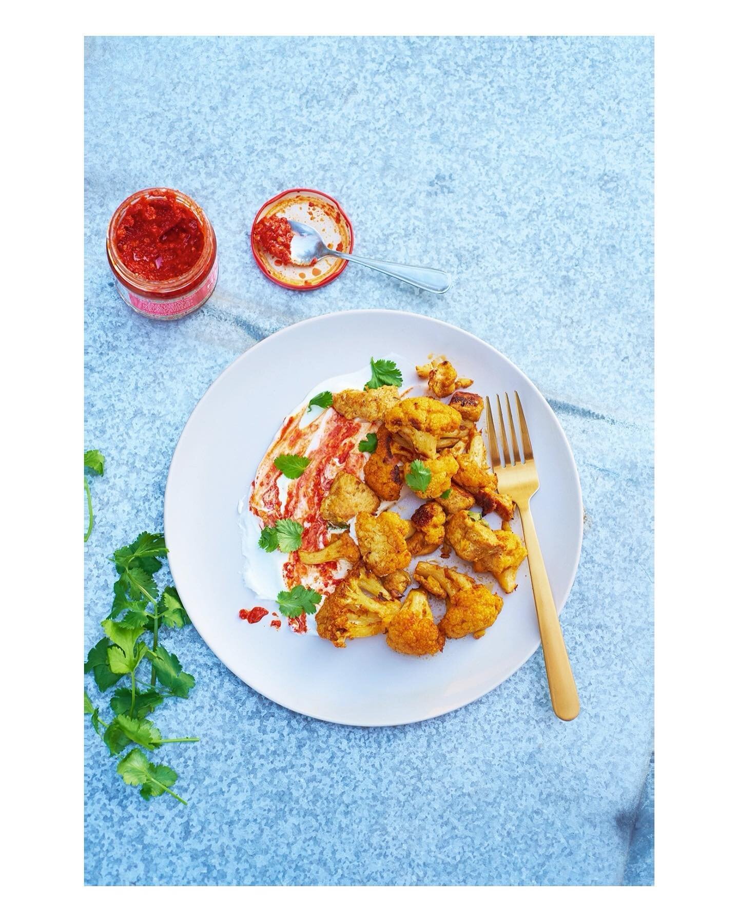 Sheet pan curried chicken &amp; cauliflower + yogurt + harissa + cilantro 
.
.
.
#homemadefood #bohokitchn #foodphotography