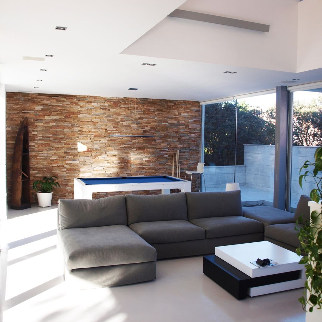 Una obra maestra entre encinas. Esta vivienda unifamiliar se eleva en armon&iacute;a con la naturaleza, con un dise&ntilde;o que abraza la belleza de su entorno. 
Con una doble altura en el sal&oacute;n y amplios ventanales al sur, cada espacio se il