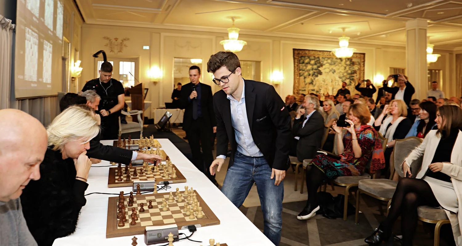 Magnus Carlsen spiller simultansjakk mot fem motstandere under fjorårets nettverksmiddag på Grand Hotel.