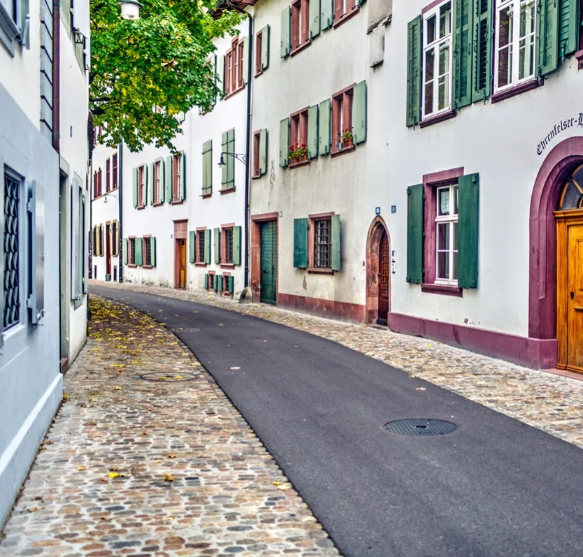 In der heimeligen Altstadt Basels Unser Standort: Martinsgasse 16 Aus allen Richtungen gut erreichbar, zwischen dem Naturhistorischen Museum und der Martinskirche, parallel zur Augustinergasse, auf dem Münsterhügel.