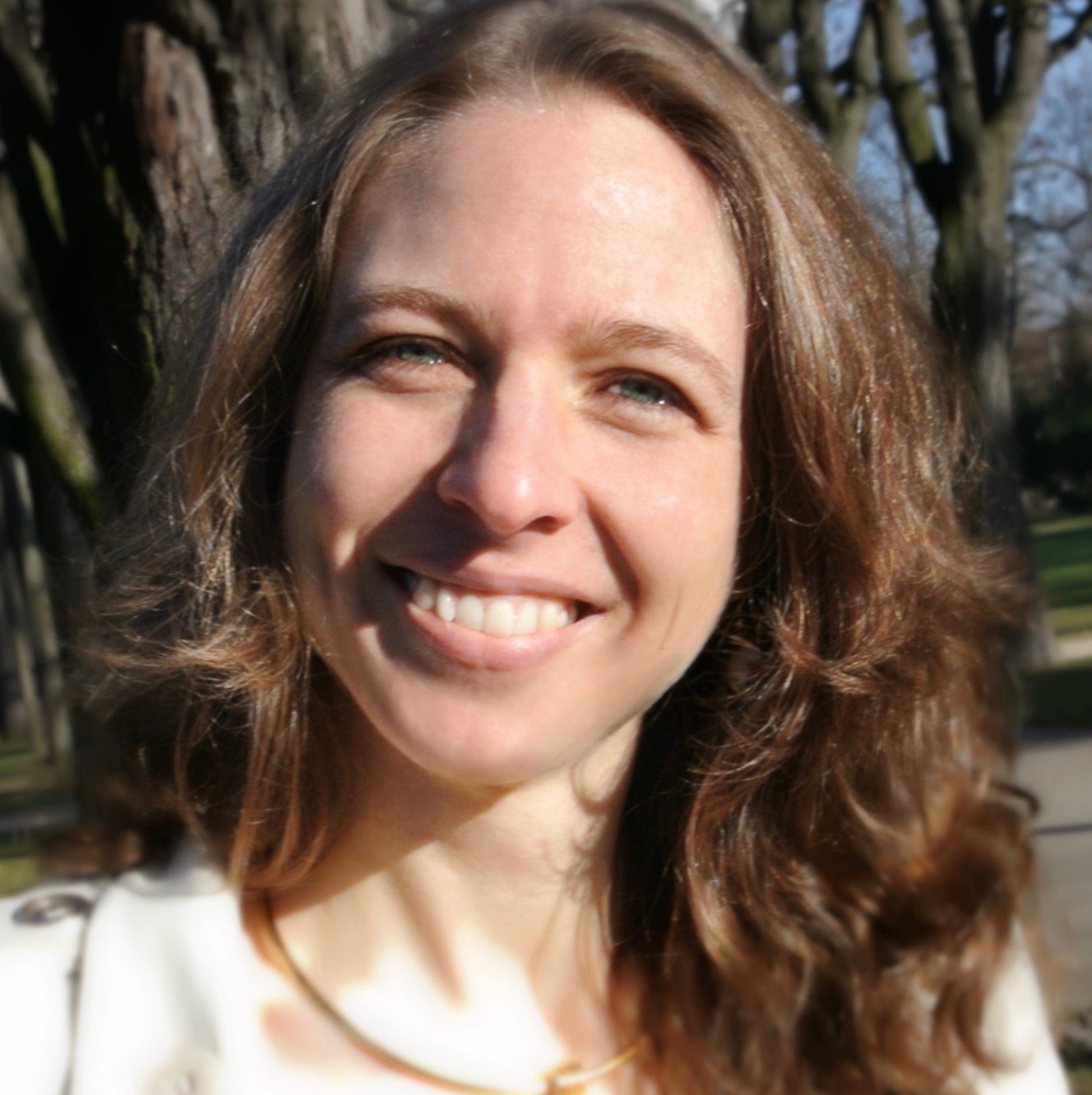 Jasmin Paulussen, Leitung, TM-Lehrerin, Lehrerin für TM-Fortgeschrittenen-Techniken, D/E Jasmin Paulussen leitet das TM-Center in Basel und Zürich. Sie hat bereits mit 5 Jahren die Kindertechnik der Transzendentalen Meditation erlernt. Mit 10 begann sie die Erwachsenentechnik auszuüben, welche sie seither nicht mehr missen möchte. Achtzehn Jahre lang unterrichtete sie mit hoher Motivation an der Primarschule in Basel. Im Jahre 2005 schloss Jasmin Paulussen die zertifizierte Ausbildung zur Lehrerin der Transzendentalen Meditation ab. Neben den Grundkursen leitet sie regelmässig TM-Vertiefungskurse und unterrichtet seit 2019 die TM-Fortgeschrittenen-Techniken. Sie zählt zu einer der erfahrensten TM-Lehrpersonen in der Schweiz. jasmin.paulussen@tm-center.ch +41 78 749 71 89