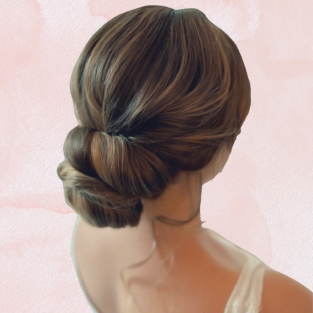 A little something for your Sunday saves!

Are you thinking about something like this for an updo? Lemmie know what you think 💭

#weddinghair #bridalhair #bridesmaidhair #updo #weddinghairstyle #weddinghairstyles #wedding #hairup #hairupdo