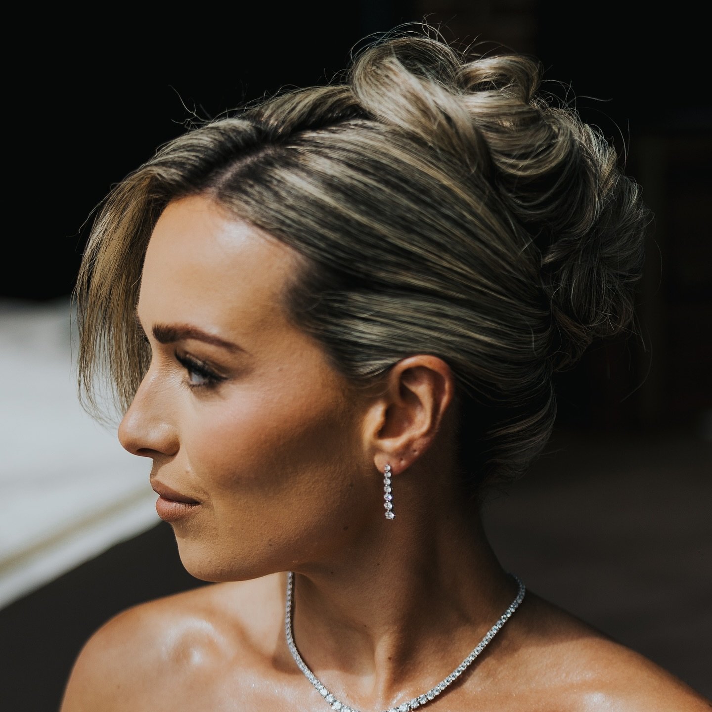 This style is here to stay, it&rsquo;s going nowhere!

Versatile, low maintenance. Great to style with middle or side front partings. You can go as big or as subtle as you like. 

Hit save 💾 

Make Up &amp; Concept @faces_makeup_
Hair @lottiehaighha