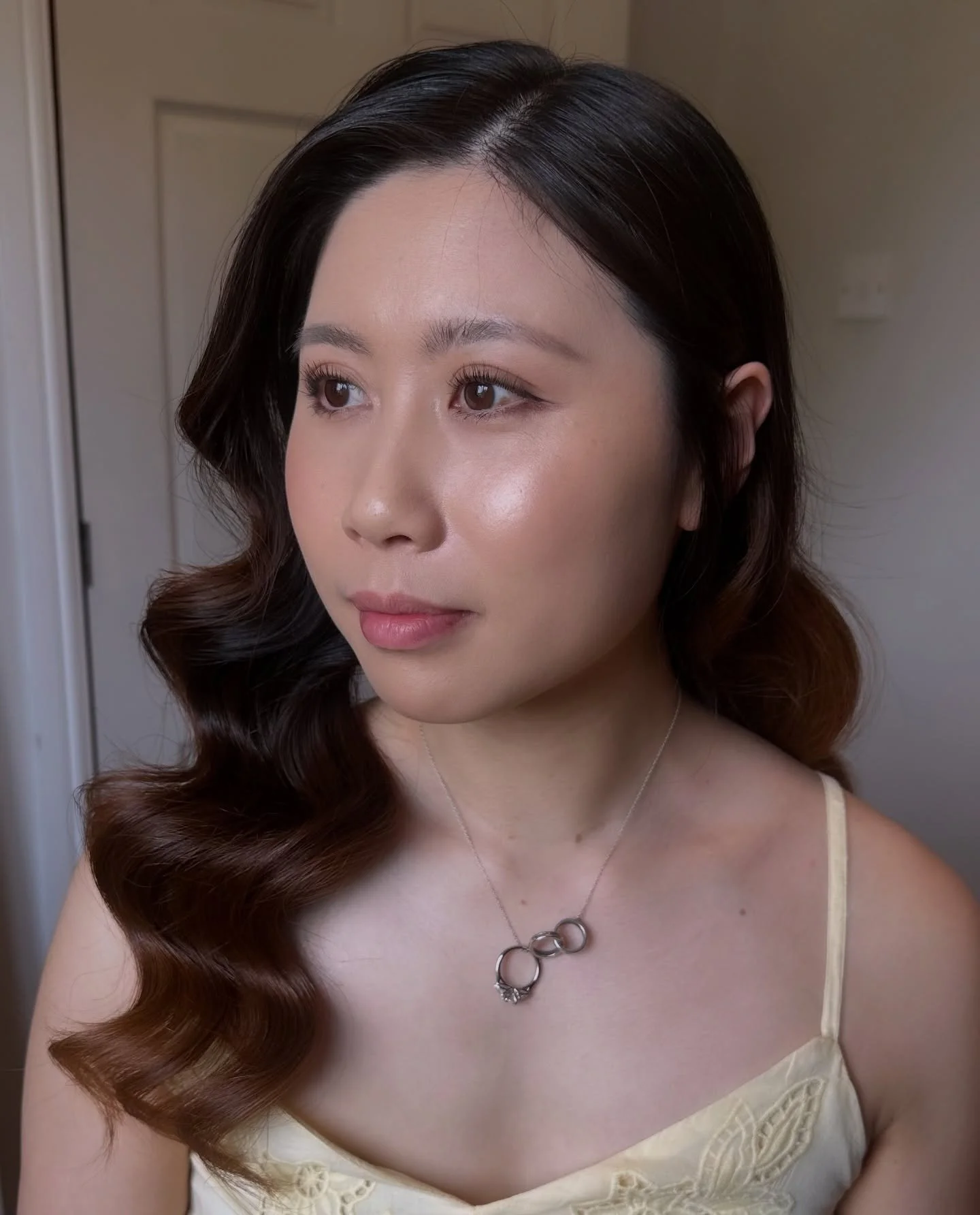 Which option did Julia choose for her big day? Swipe to see the 3 options we went through at her extended trial for her big day. 

Option 1 - glam waves with deep side parting
Option 2 - textured full low bun with face framers 
Option 3 - wavy textur