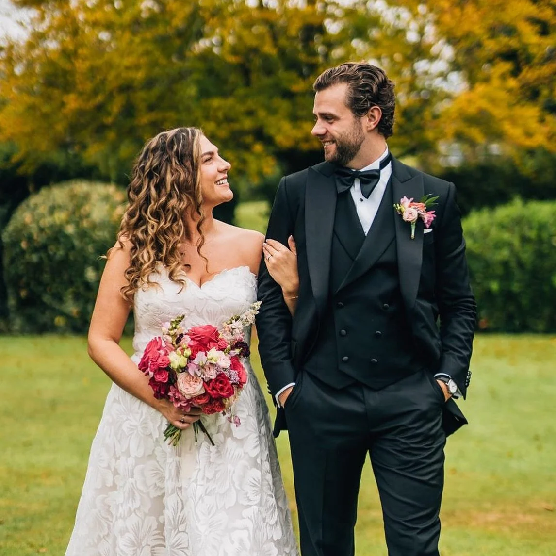 Curly girls make the best brides 💃✨ Vicki let her natural curls take center stage &mdash; and wow, did they steal the show! 

We added some extensions and smoothed Vicki&rsquo;s natural curls with plenty of heat protection before curling all her hai