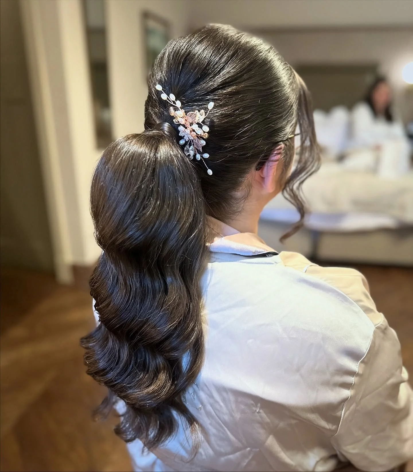 Hollywood Ponytail must haves&hellip;
-naturally long thick hair (minimal layers) Or&hellip;
-extensions
-clean dry hair with little or no conditioner (we need those waves to hold)
-patience!