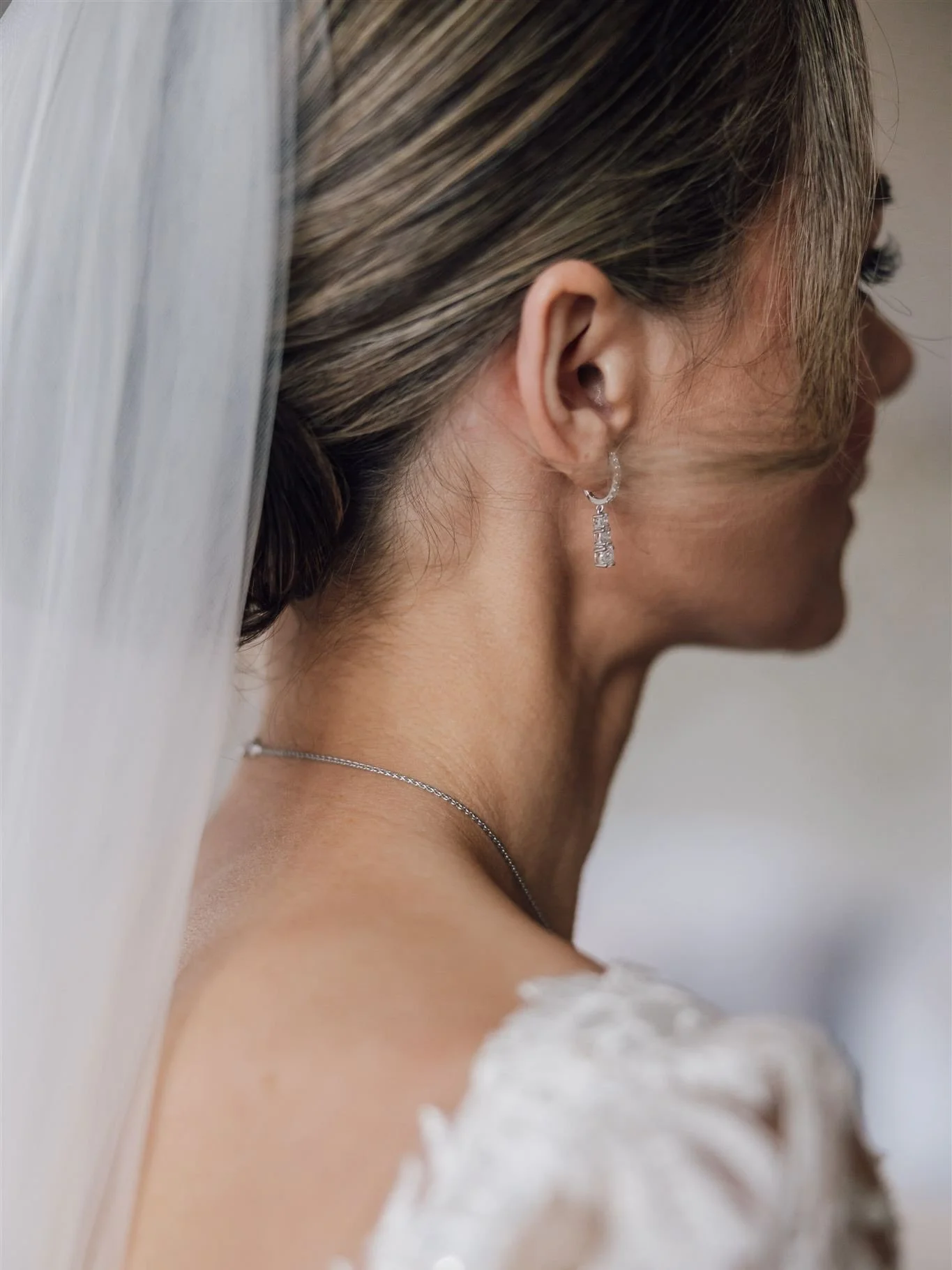 One year on &amp; just as stunning. Happy Anniversary love birds @amy___harrison 🤍🤍

@thicketpriory 
@carla.w.photography 
@sonia.rosa.mua