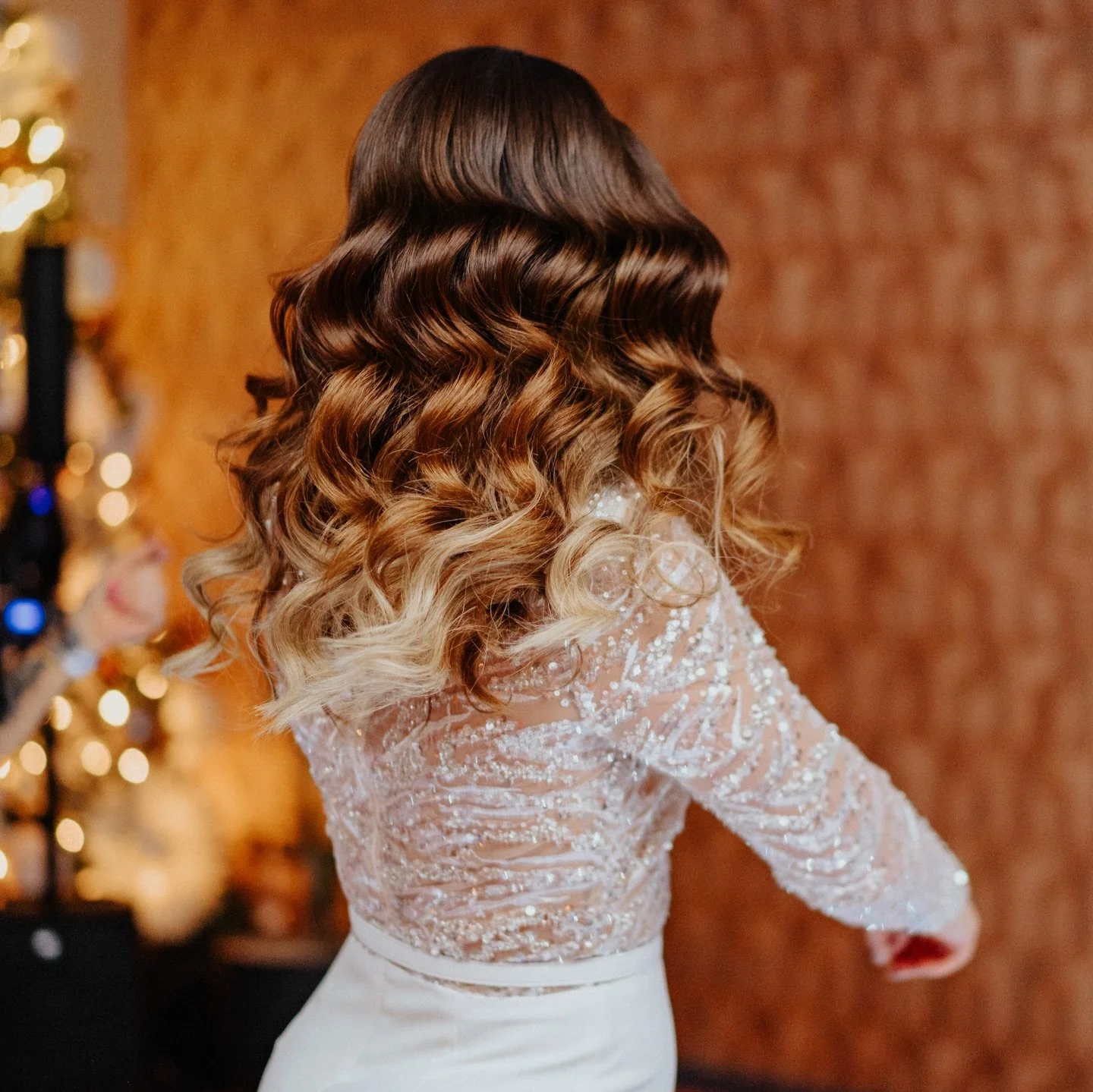 Let me start by saying, last year I really lucked out with some of the sweetest souls as Bridal clients. 

I met Sascha (who is pictured here throwing some shapes at her evening reception) at her sis in law&rsquo;s @charlottemacchi wedding 💞
It was 