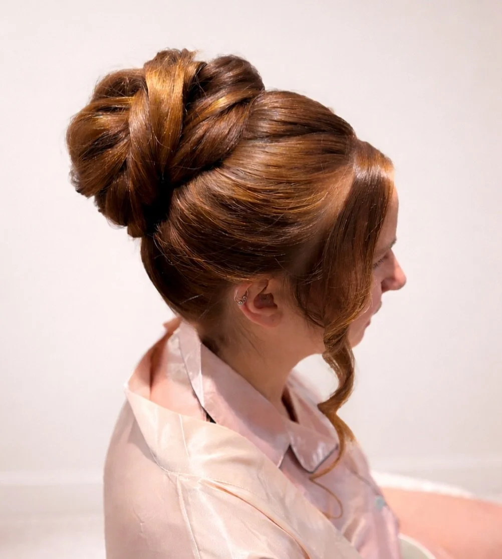 What was it Dolly Parton once said? The higher the hair?!&hellip;

I LOVE this type of updo for Brides and Bridesmaids. Always flattering, easy to wear and versatile when it comes to personalising the finish - ie soft, polished, natural etc.

@thetit