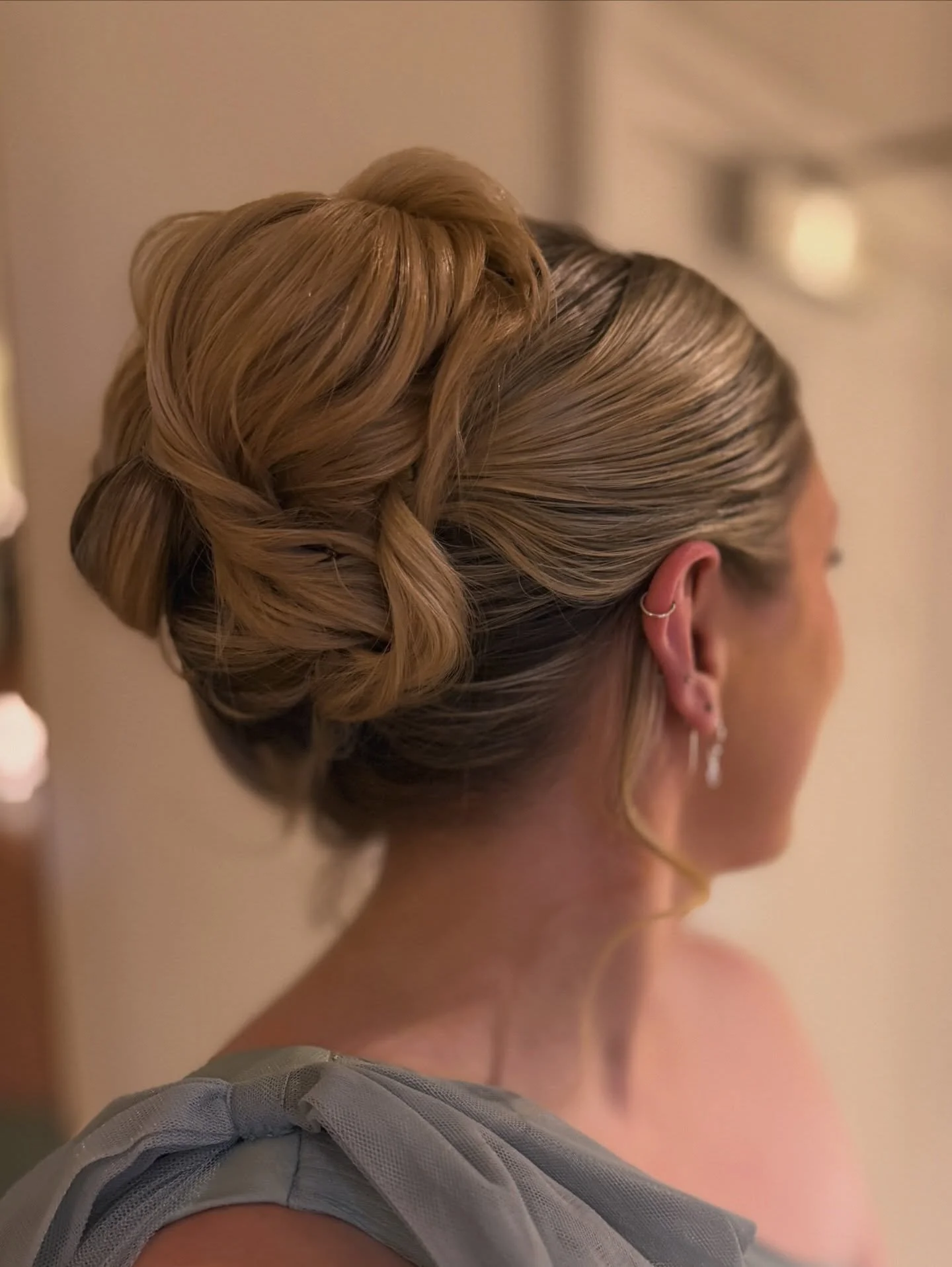 Let&rsquo;s keep the Bridesmaid inspo flowing, now we&rsquo;re in the thick of Weddin&rsquo; szn 

What to ask for : mid to high bun up do with movement. Side part with volume and Hollywood face framer

How to prep your hair : clean, dry hair with no