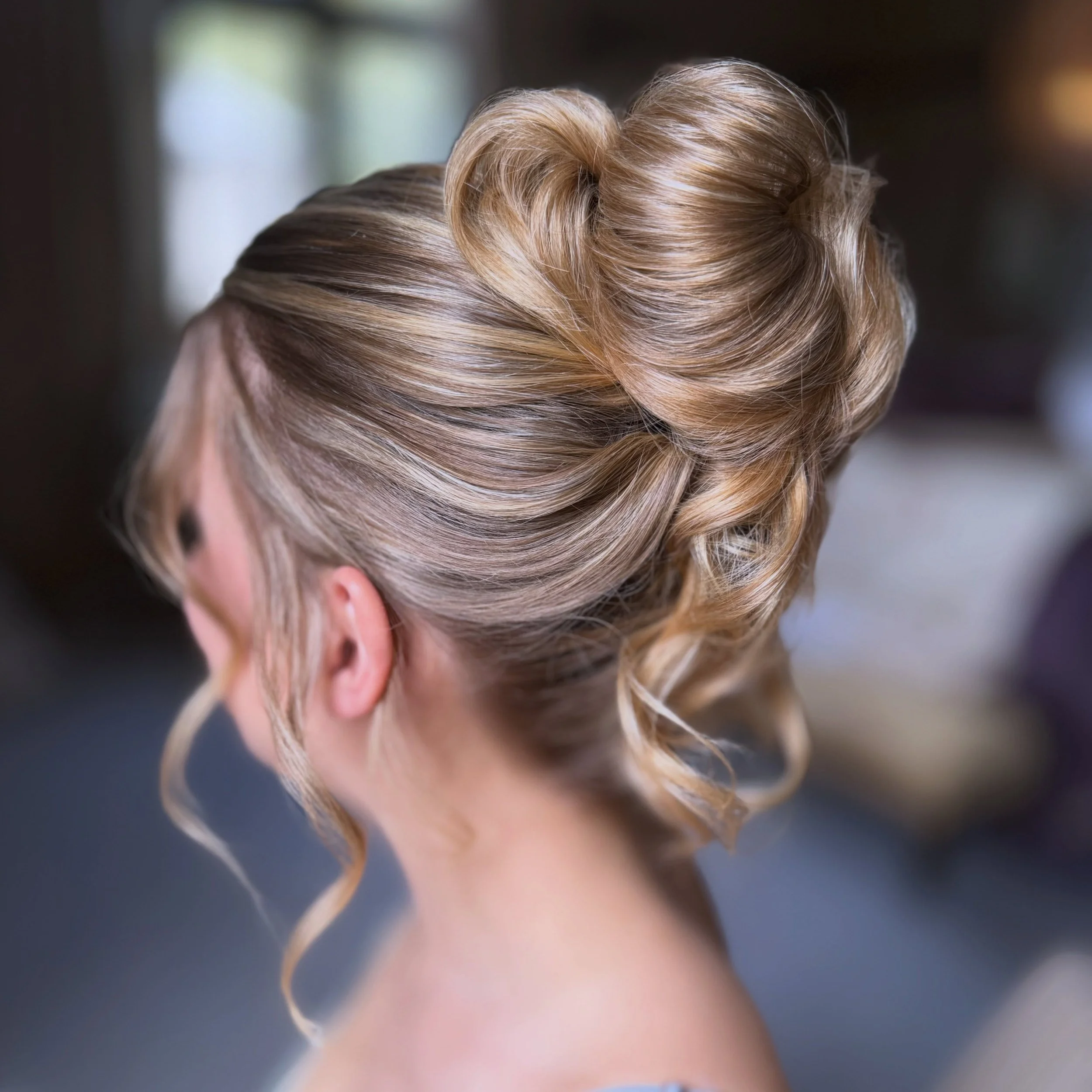 We love a high updo here 💛🤍

@falcon_manor