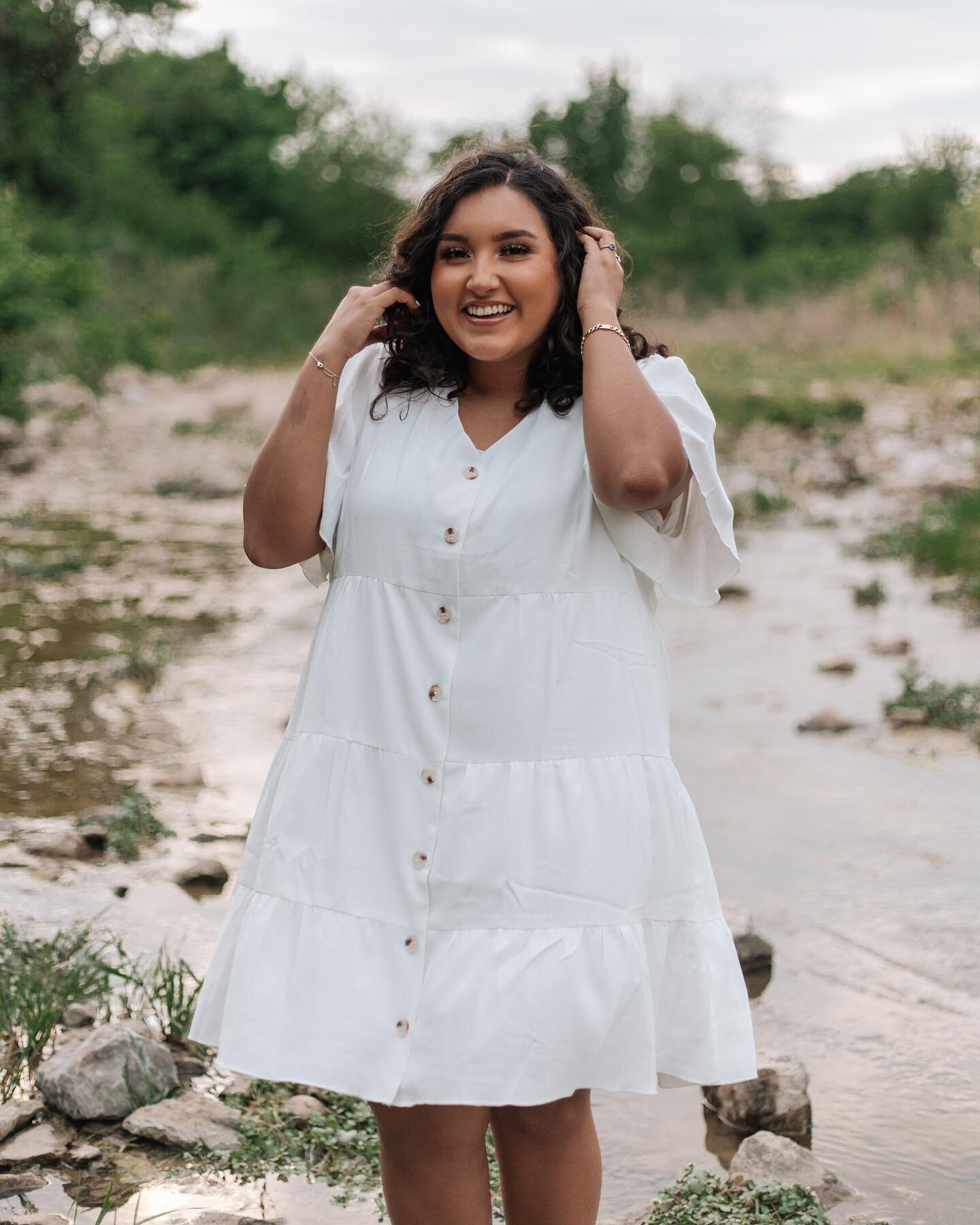 Conversations behind the camera: &ldquo;hey, you want me sing a song for you so you can dance?!&rdquo; @lavidaveraphoto &hellip; making clients feel comfortable since 2018. 😆 #seniorsession
.
.
.
.
Tags. #moodyports #portraitmood #featurepalette #ta