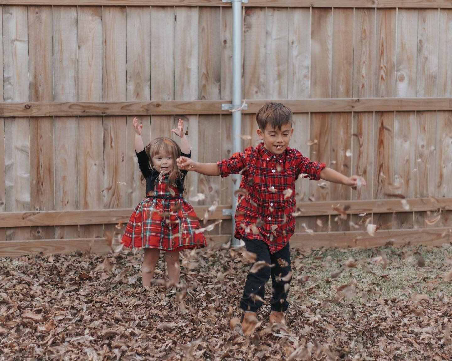 &ldquo;It&rsquo;s snowing!&rdquo; 🍁 🍃 Fun moments in the leaves after an at home family session were to cute not to capture! #candidchildhood
.
.
.
.
Tags.
#lavidaveraphoto #bleachmyfilm #photographyislifee #instadfw #nearsouthsidefortworth #family