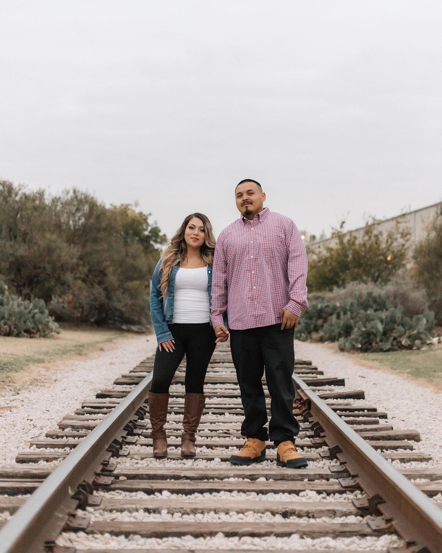 A lot of my sessions lately are with couples and families who haven&rsquo;t had photos taken ever! I&rsquo;ll say it again y&rsquo;all, your memories need to be captured! That being said, happy engagement @gissel.julian 💍🥰 #lavidaveraphoto

Click t
