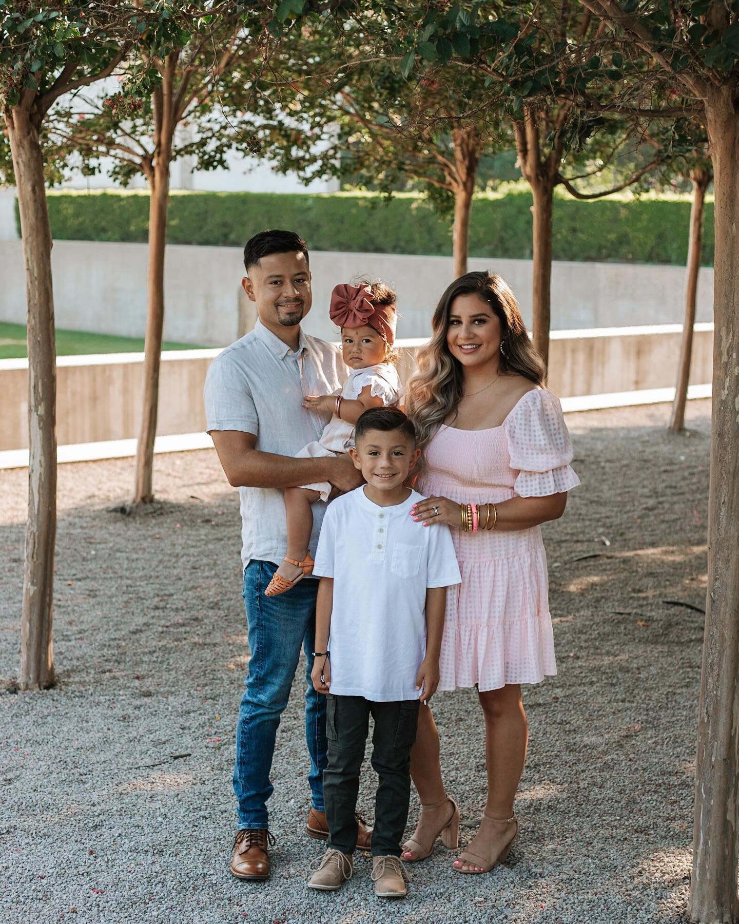 Shout out to the Texas families willing to withstand the heat to capture some memories! @mariellarodriguezzz #lavidaveraphoto
.
.
.
.
Tags.
#familyphoto #familyphotography #family #familyphotographer #photography #newbornphotography #love #photograph
