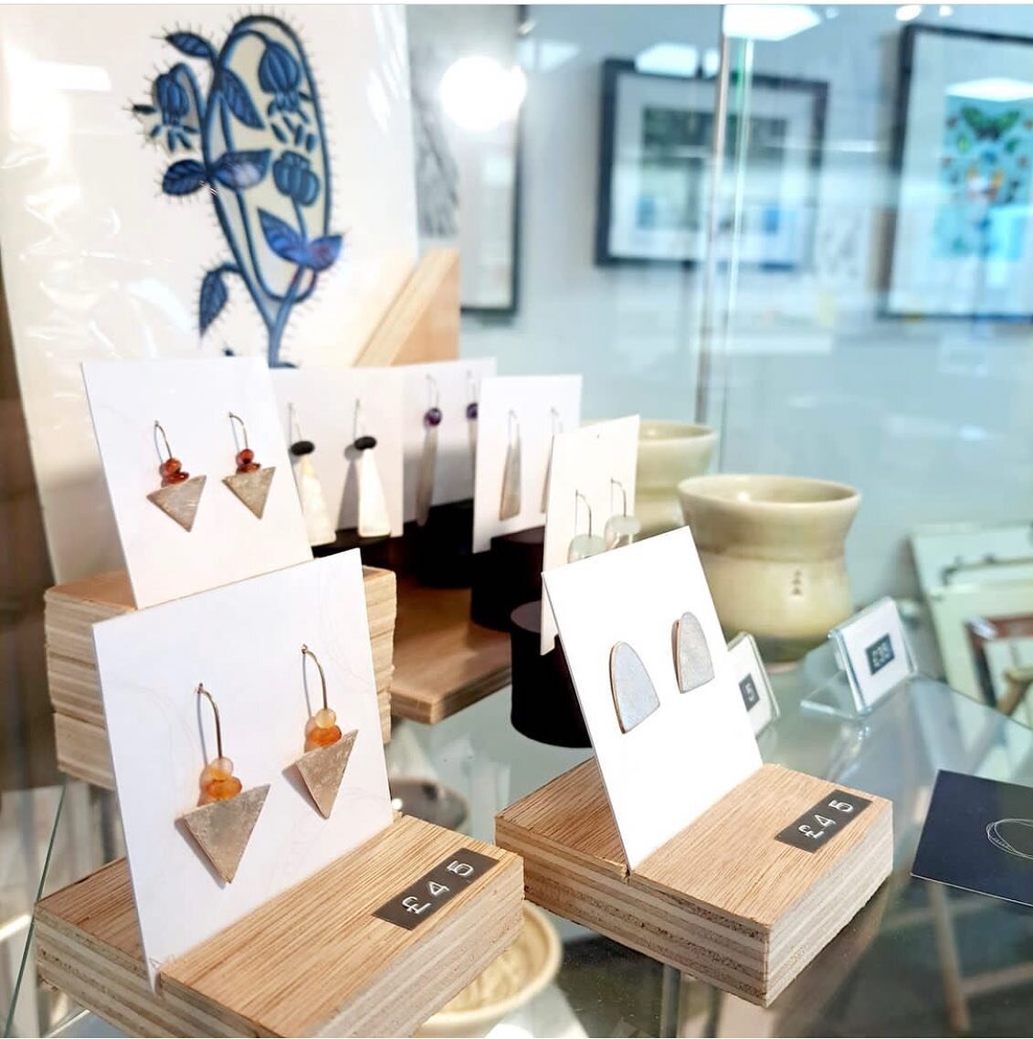 Very happy to see my jewellery on display at @yeovilartspace getting lots of attention in the run up to🎄

📷@yeovilartspace