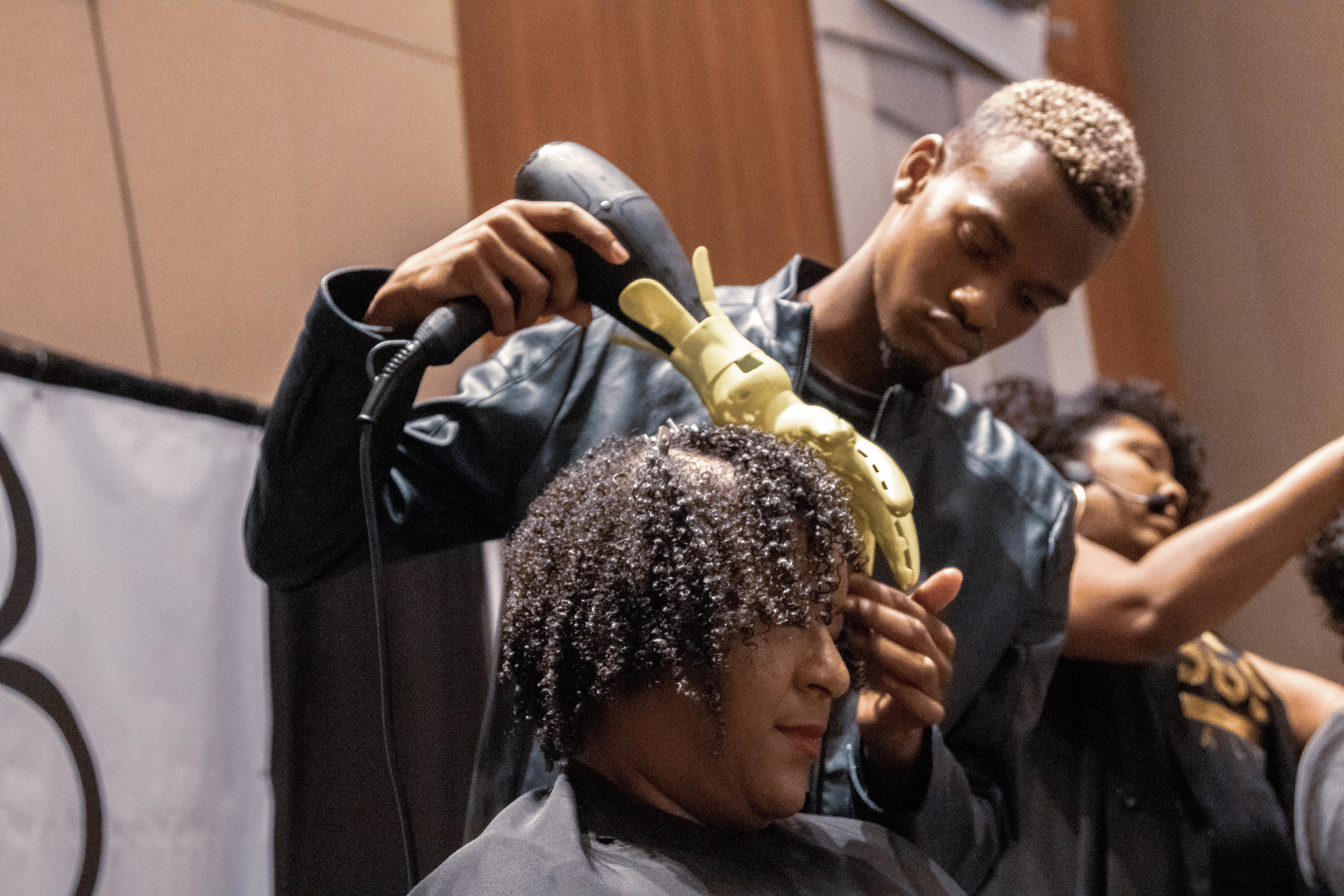 Da’Maire demonstrates how to use the Deva Diffuser