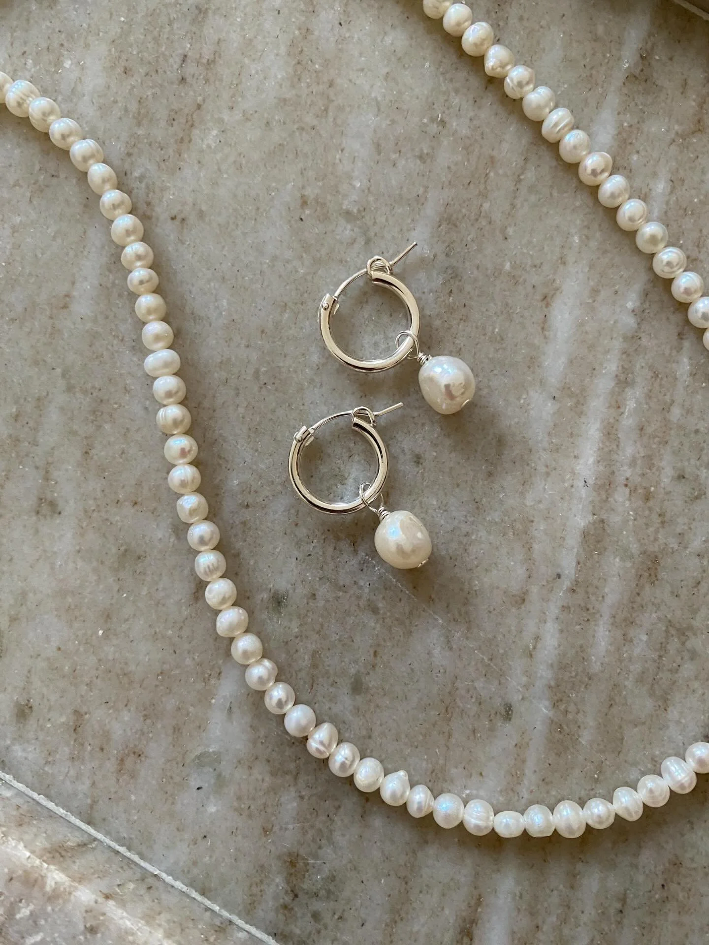 In the spotlight 🔦 Venice Pearl Hoops in recycled sterling silver (the golden hoops are already sold out)

These hoop earrings are adorned with a striking freshwater pearl and are an eye-catcher for every look for both day and night.

Freshwater pea