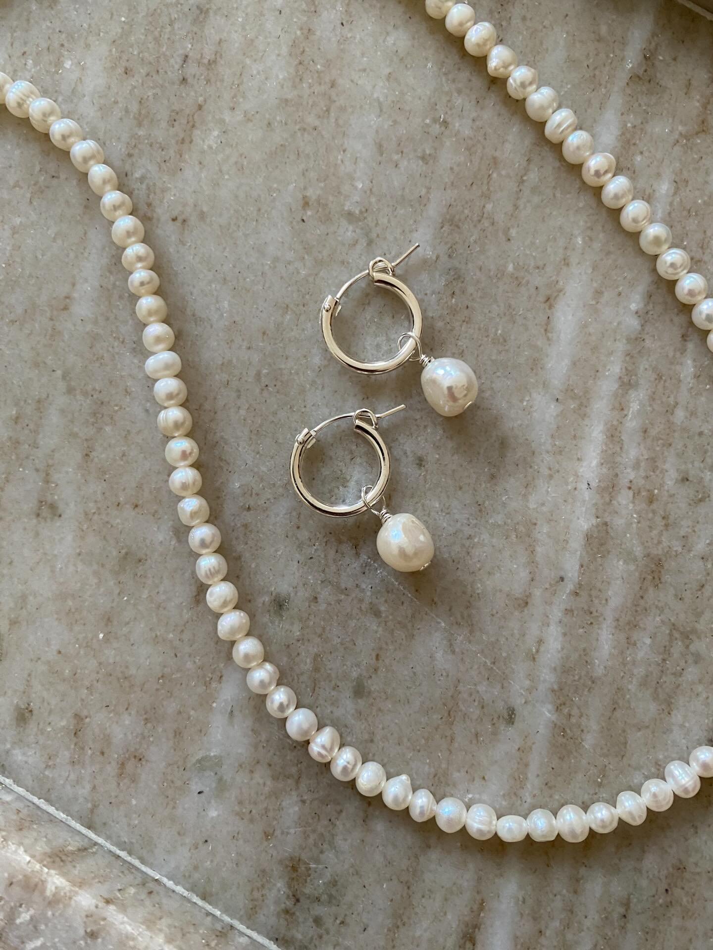 In the spotlight 🔦 Venice Pearl Hoops in recycled sterling silver (the golden hoops are already sold out)

These hoop earrings are adorned with a striking freshwater pearl and are an eye-catcher for every look for both day and night.

Freshwater pea