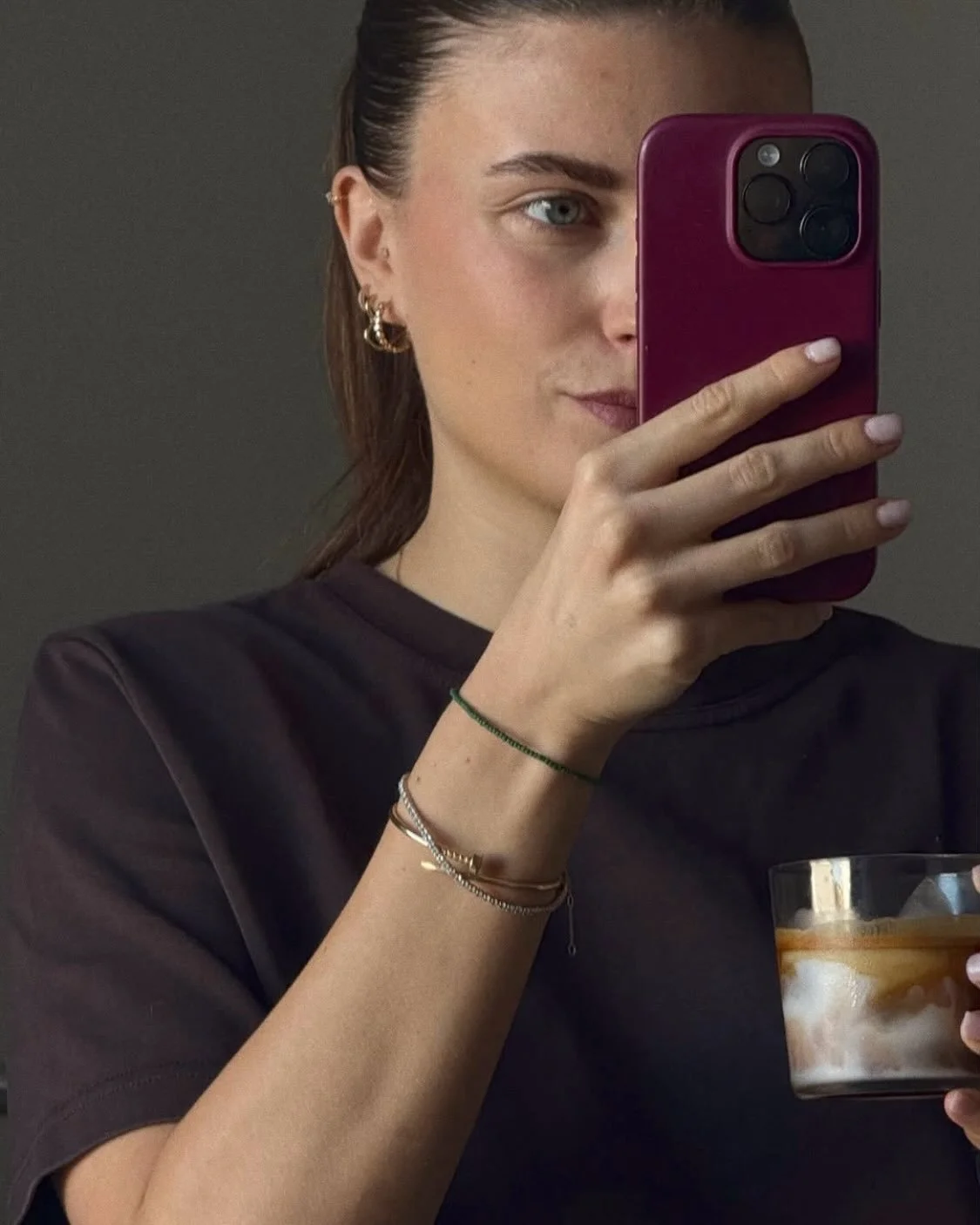 Effortless. Elevated. Essential. 💚☕️
Carina&rsquo;s Friday look (😍!) says it all &mdash; clean lines, cool confidence and that classic green JOYEM detail.

Our &sbquo;Go green&rsquo; bracelet is the piece you didn&rsquo;t know you needed&hellip; un