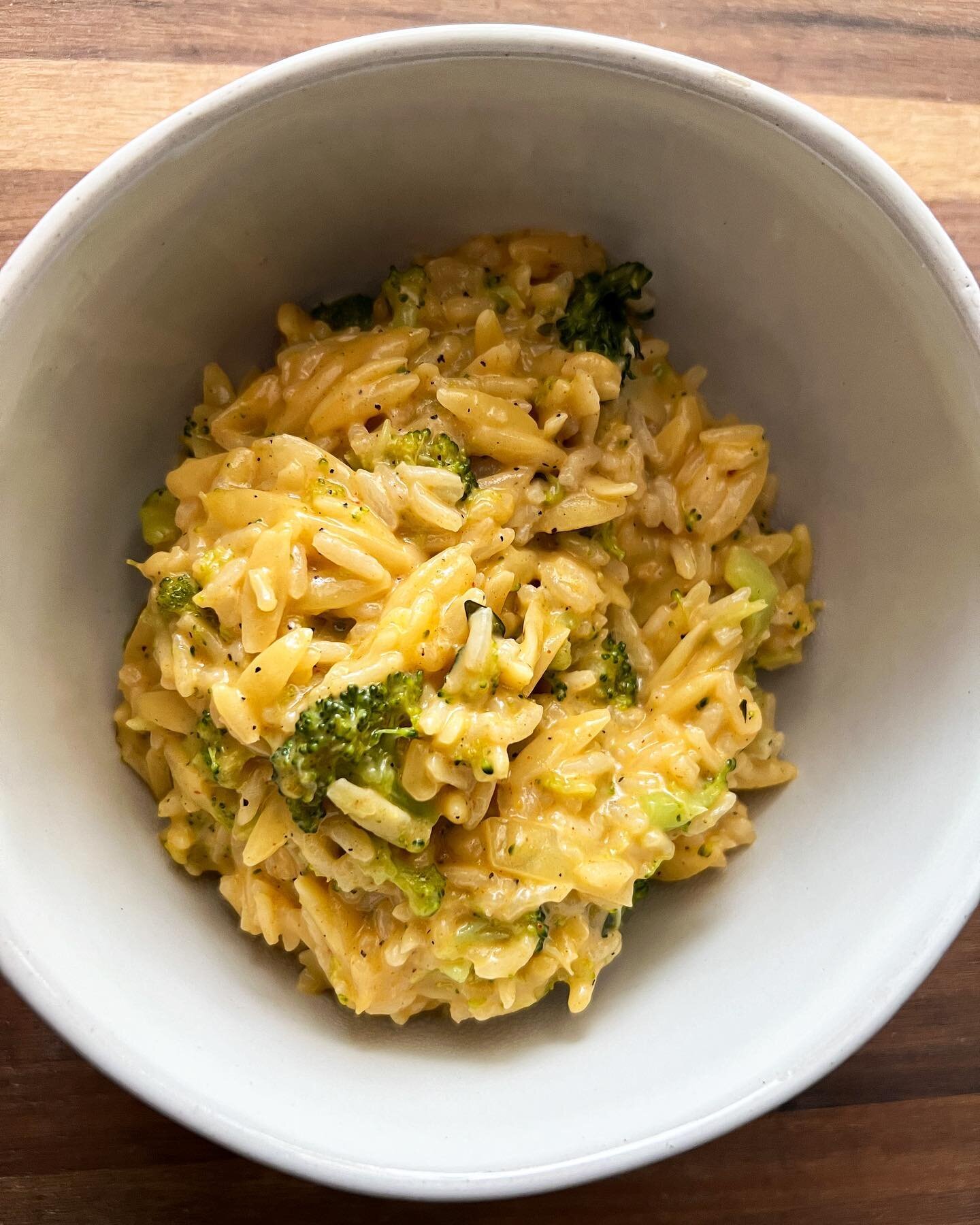 Souper Creamy Broccoli Cheddar Chicken Rice from @halfbakedharvest &mdash; the comfort food of all comfort foods. It&rsquo;s so cozy and warm and reminds me of casseroles my mom made growing up. Makes me feel a little closer to her when 500 miles kee