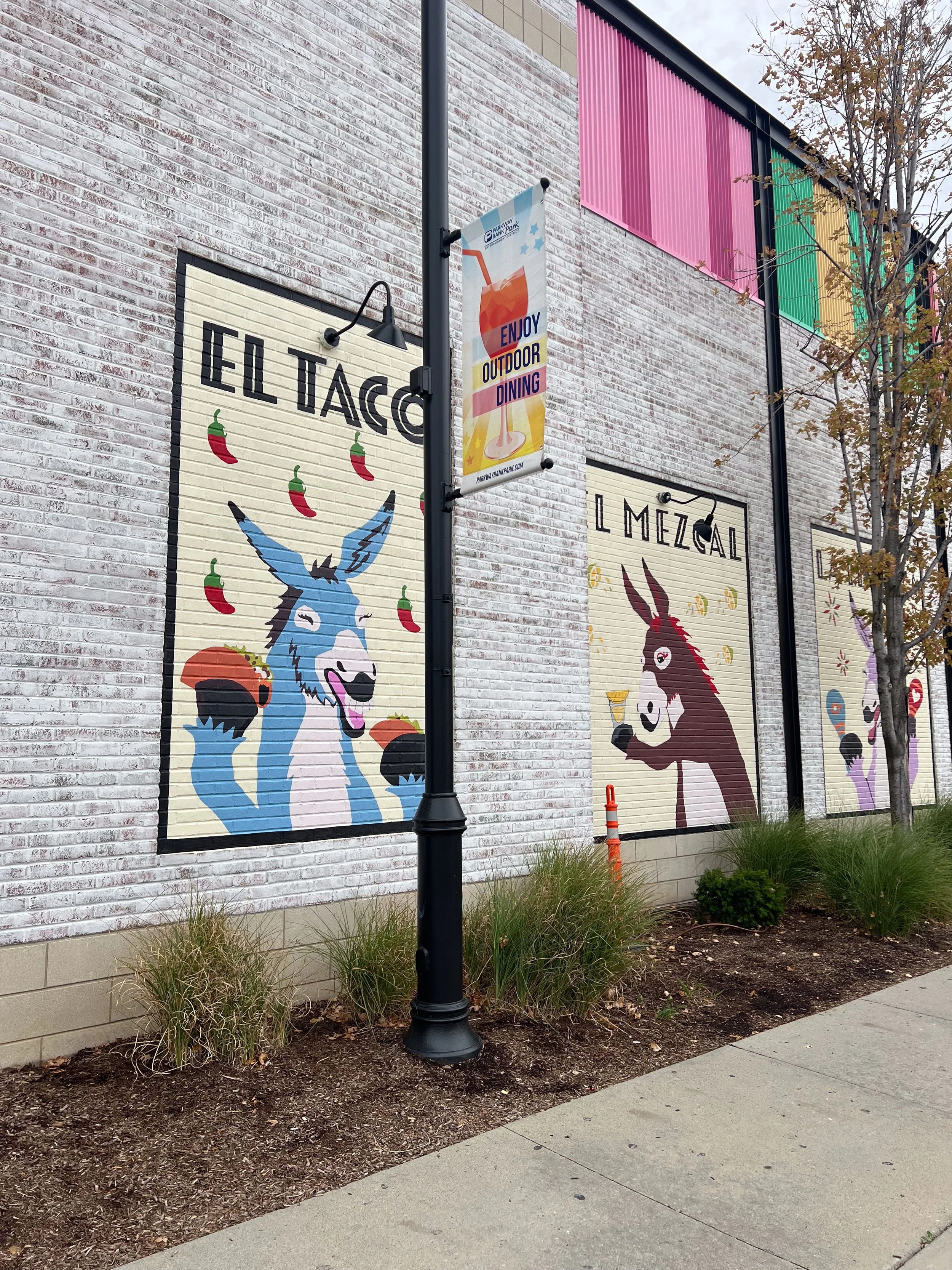 24-014_FatRosiesRosemont_ExteriorMural_06.jpg