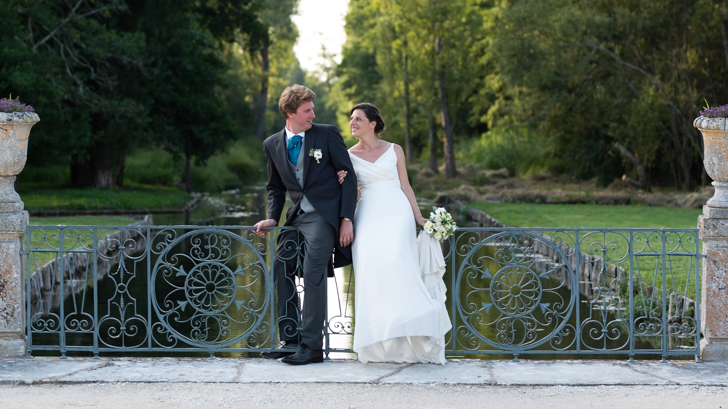 Alix & Antoine - 14 Juillet 2018 - Chateau de la Roche Courbon à Saint Porchaire 200 invités ❤︎ Cérémonie religieuse à l’église de Corme-Royal (Charente-Maritime) ❤︎ Réception au Chateau de La Roche Courbon à Saint-Porchaire ❤︎ Traiteur Piaud & Taillac ❤︎ DJ Release Production ❤︎ Soleil et chaleur ❤︎ Le photographe a aimé : le discours des parents sur le perron du Chateau au coucher de soleil ❤︎