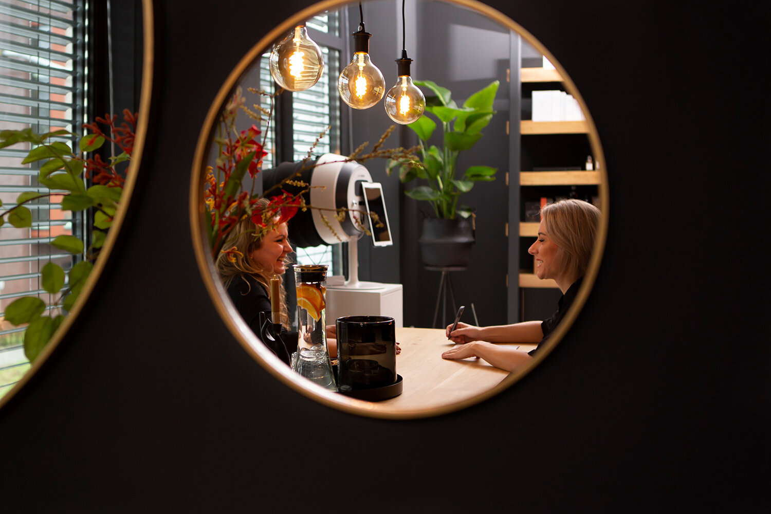 Spiegels in het interieur van een schoonheidssalon