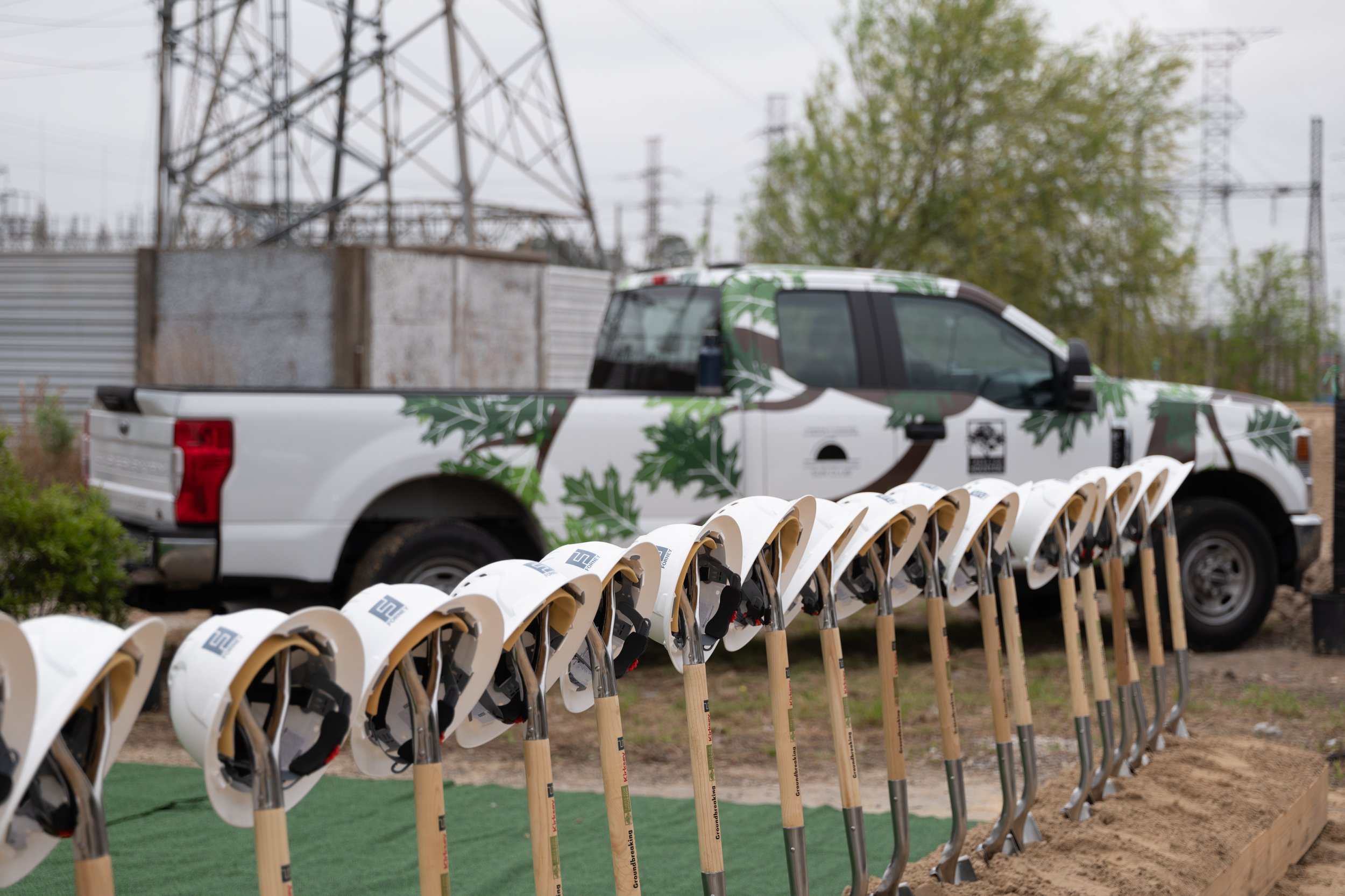 31_TreesForHoustonTakingRoot_DOrtizPhoto_041322_Shovels.jpg