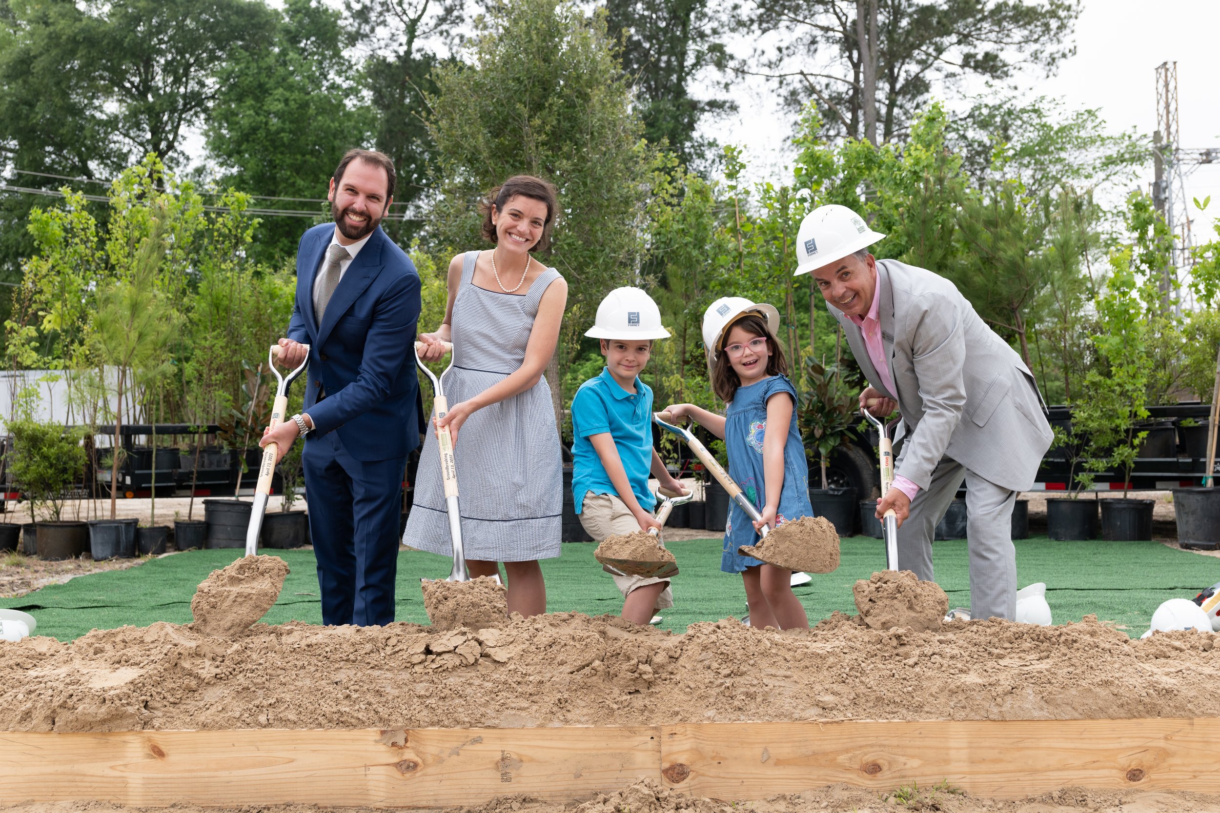 289_TreesForHoustonTakingRoot_DOrtizPhoto_041322_Avi Moshenberg, Adrien Moshenberg, Clark Moshenberg, Ruth Moshenberg and Barry Ward.jpg