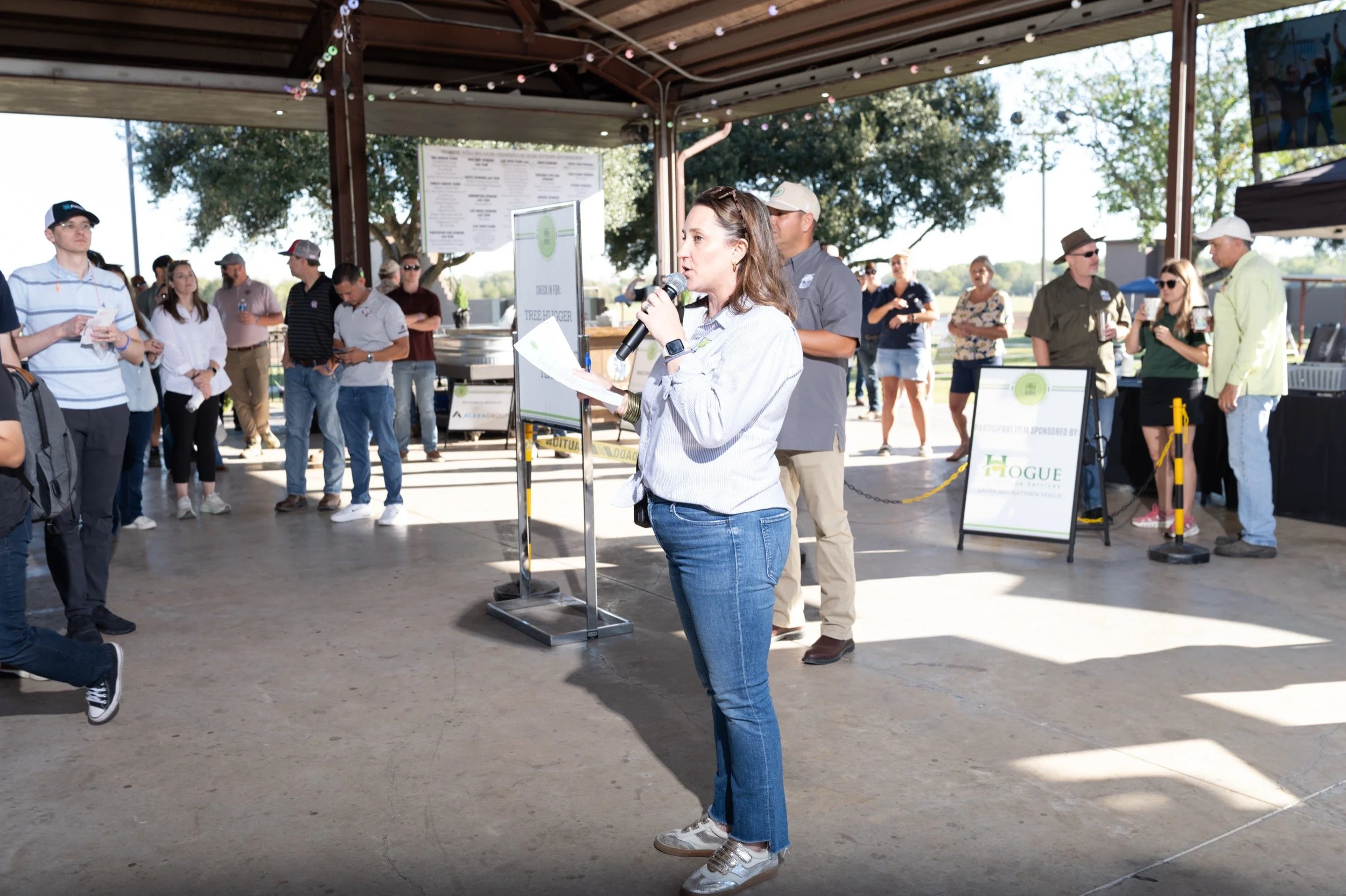 114_TreesforHoustonRootsandShoots_DanielOrtizPhoto_100926.jpg