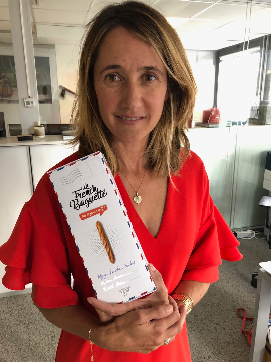 Alexia Laroche-Joubert avec le kit La French Baguette
