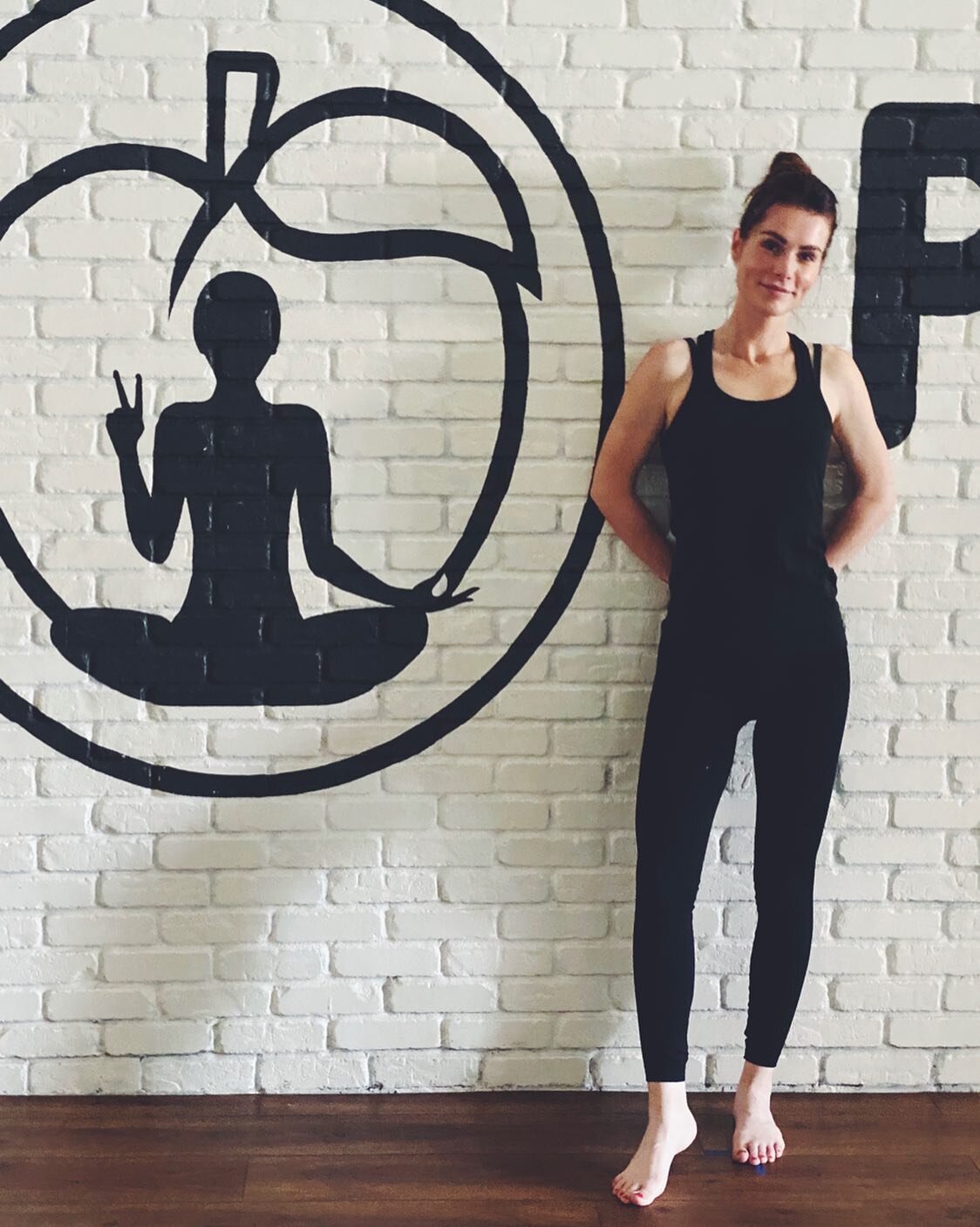 Dreary days be damned- I finally stepped foot in a yoga studio after a year and it was pure bliss. Expertly led by Prague native Alena Hrebickova Levine at aptly named @peachoutpoweryoga a group of beautiful and welcoming women stretched, toned (bewa