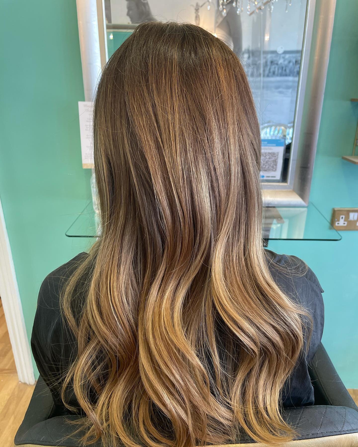 How gorgeous is this caramel balayage? 😍😍😍
Colour and styling by Holly 
#goldenhair #balayage #softcaramel #caramelbalayage #brondebalayage #maxinporcaro #hertfordsalon #localsalon #hertfordshire