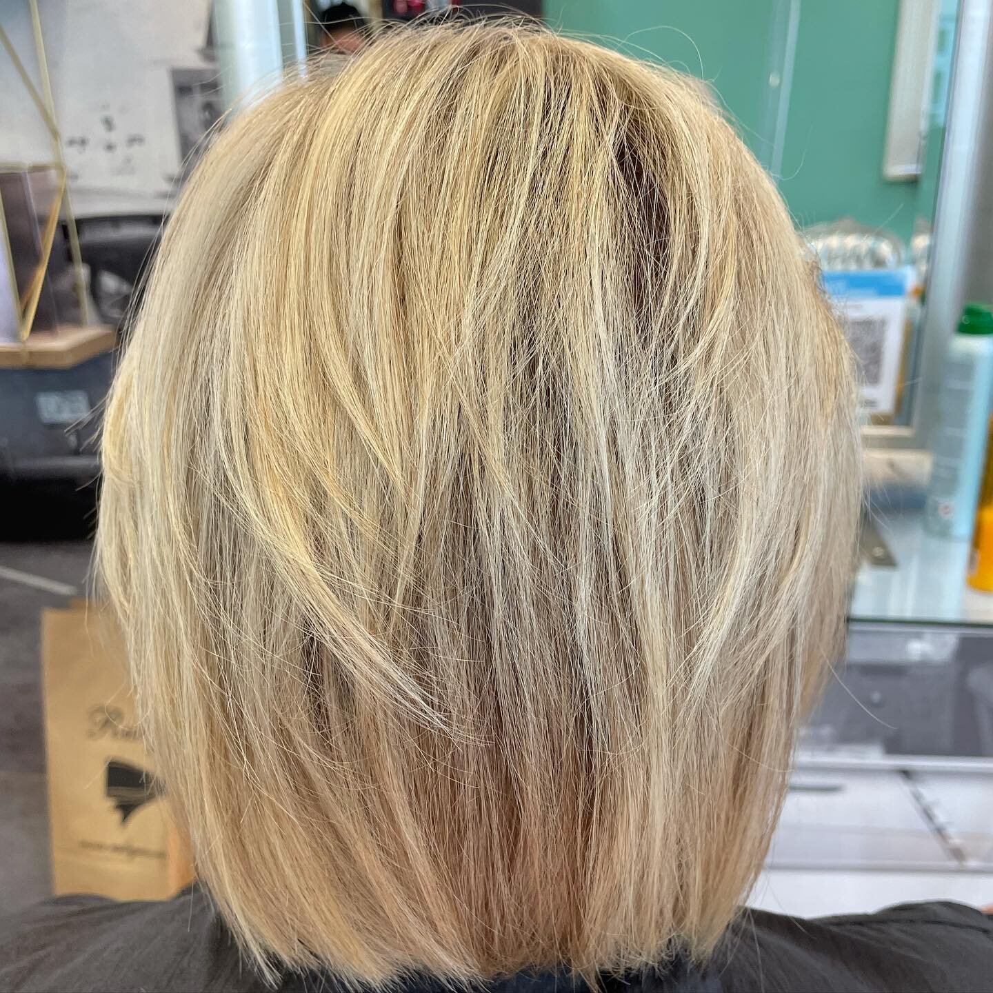 Transformation Thursday 👉 for the before 😍
Colour, cut and styling by Chloe 
@chloelouisehairdressing 
#transformationthursday #bob #blondehair #blondebob #maxinporcaro #hertfordsalon #milkshakehair #shorthairdontcare