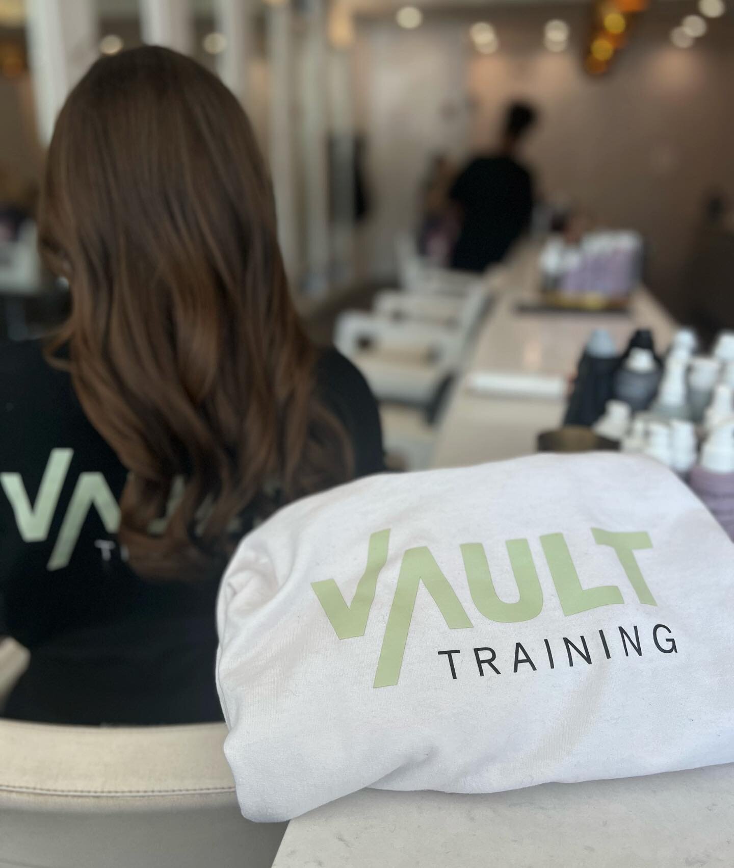 🚨Wellness Wednesday Alert🚨 
Mane &amp; Mani and @vault_training are offering you the perfect giveaway to make you feel good AND look good🏃🏽&zwj;♀️💅🏼🎉

🚨An 8-Pack of classes at @vault_training 🏋🏻&zwj;♀️
🚨Complimentary GelColor Manicure at a