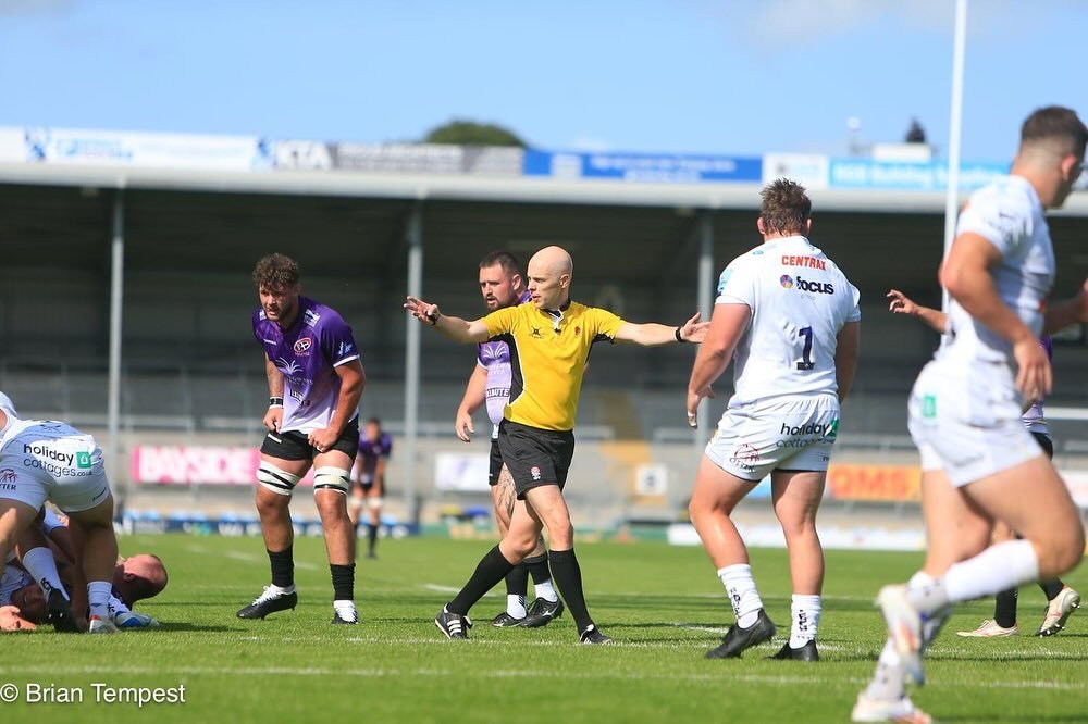 🏉CRACKER AT THE STOOP🏟️

Well done to @joe.j91 for his 2nd premiership appointment, a cracking fixture between Harlequins and Exeter Chiefs. 

&gt;&gt;&gt; Swipe left to see @calum.howard in action as No.4 + water boy 😎

📸 Photos from @brian.temp