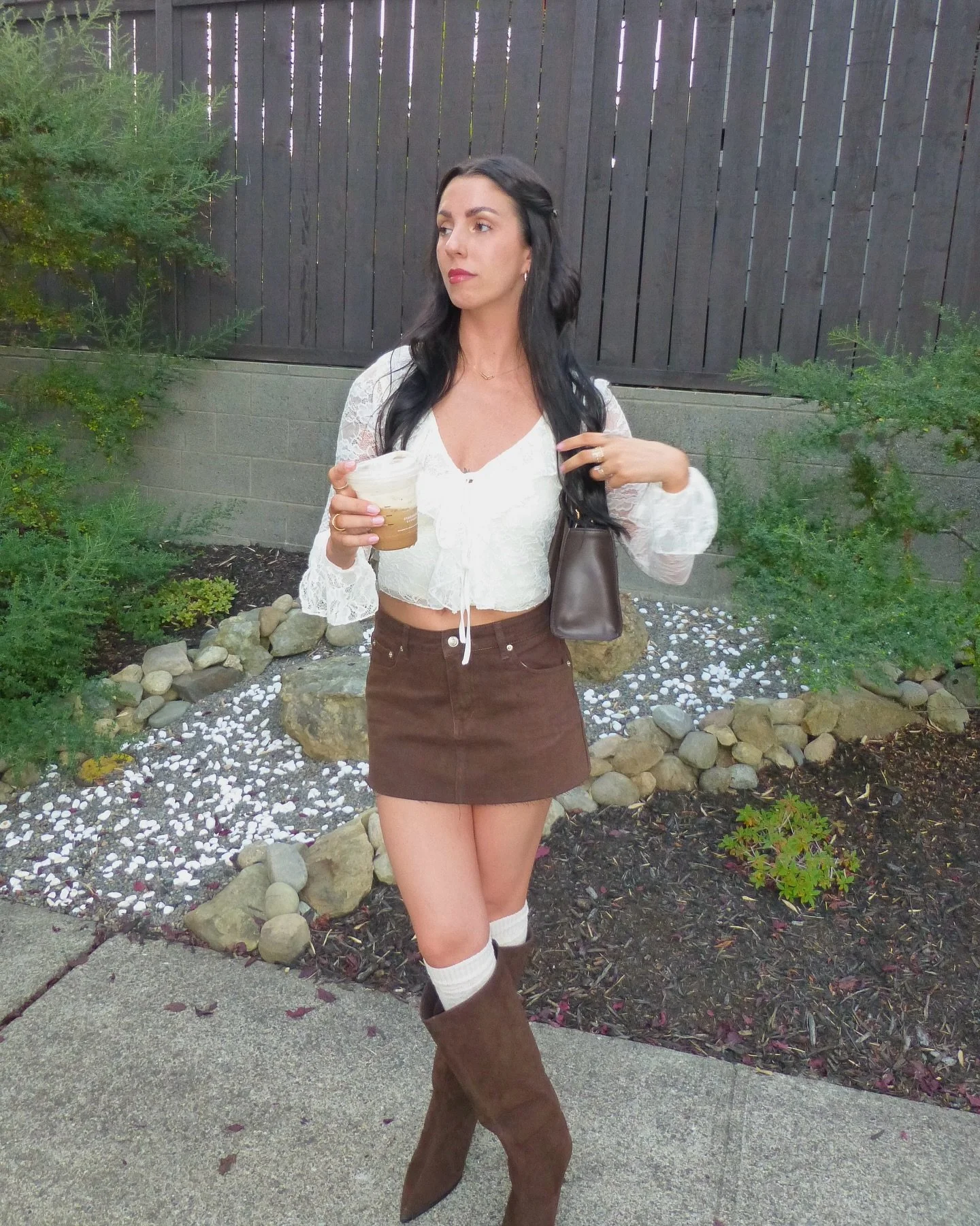 Autumn (L)aura🌙☕🍂 fall is here &amp; I&rsquo;m 100% for it, but there&rsquo;s a dark side *literally and figuratively*⁣
⁣
What I love about fall👇🏻⁣
⁣
🍁 pretty color changes, comfy layers, and warm clothes ⁣
⁣
🍁 fall scenery, festivities, and ha
