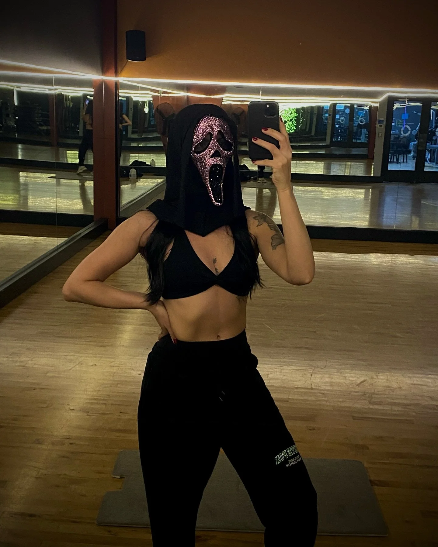 happy halloween &amp; farewell to my fave month🌙🍂🍁🎃🌥️⁣
⁣
#octoberdump #fall #pnw #womenwholift #wellness #outfitinspo #womenwholift #fitness #gym #bodybuilding #halloween #photodump⁣ #ghostface