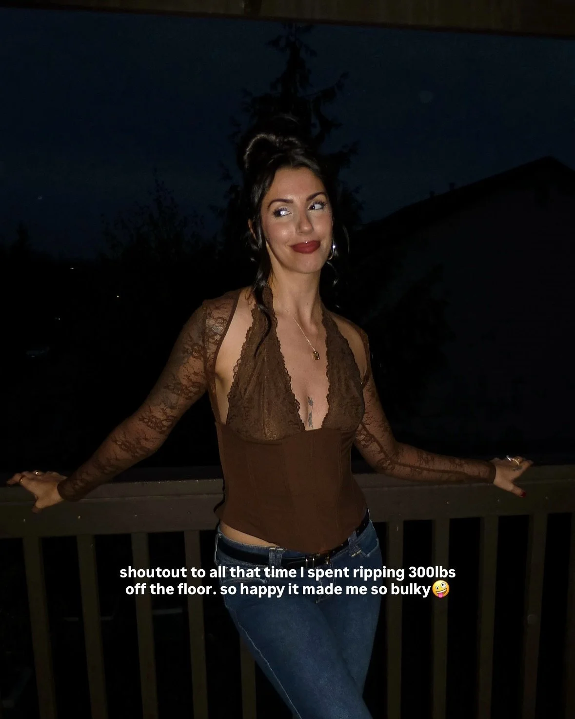 My vision for every woman I work with is crystal clear🔮⁣
⁣
Meet your future self⚡️🏋🏻&zwj;♀️⁣
⁣
&rarr; She&rsquo;s GROWING and glowing lately, not because life magically got easier, but because she finally started putting herself first.⁣
⁣
&rarr; S