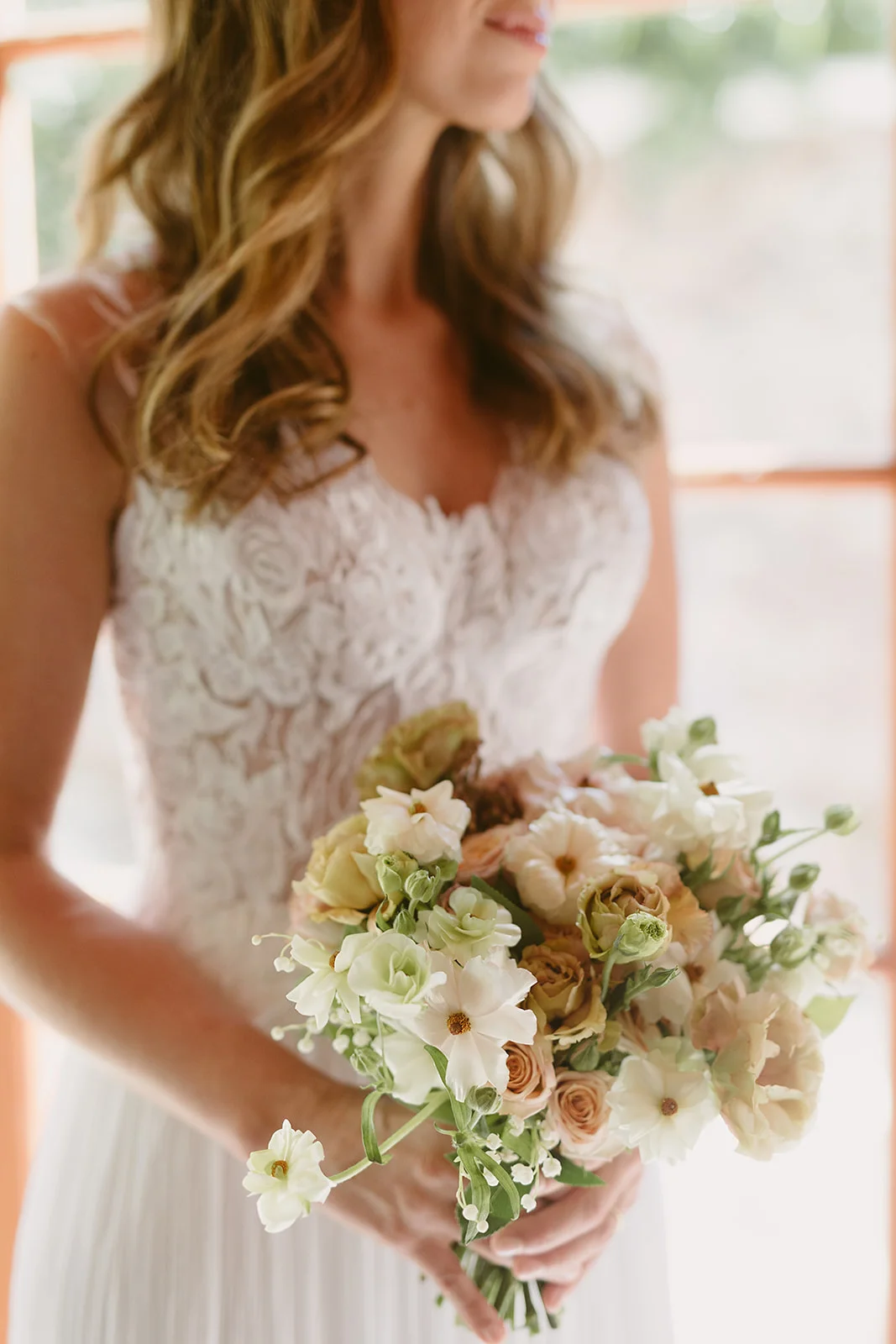 lace wedding dress, neutral wedding bouquet, Palm Springs outdoor wedding || Orange Blossom Special Events