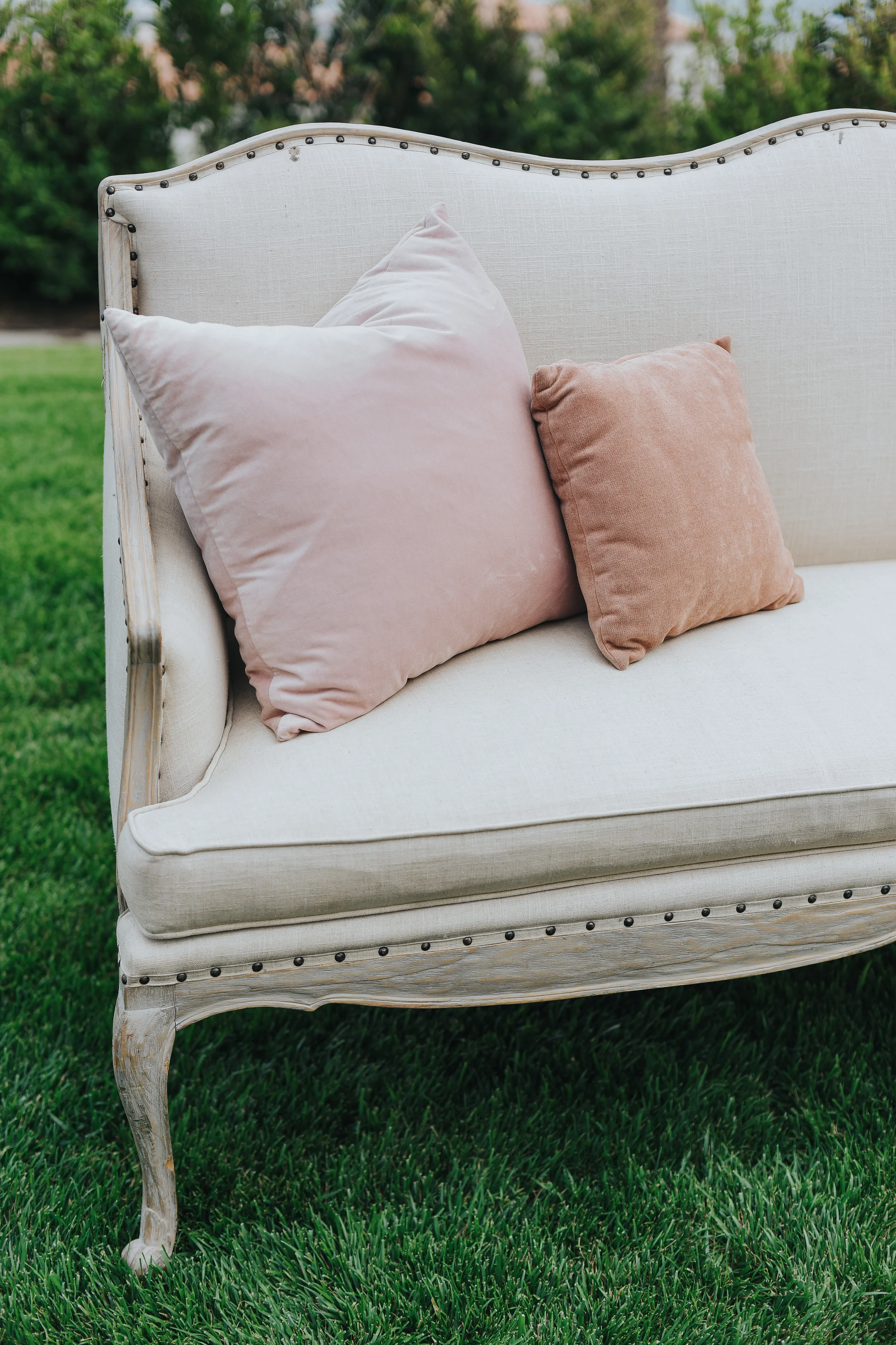 outdoor wedding furniture, pink accents, Pacific Palisades wedding || Orange Blossom Special Events