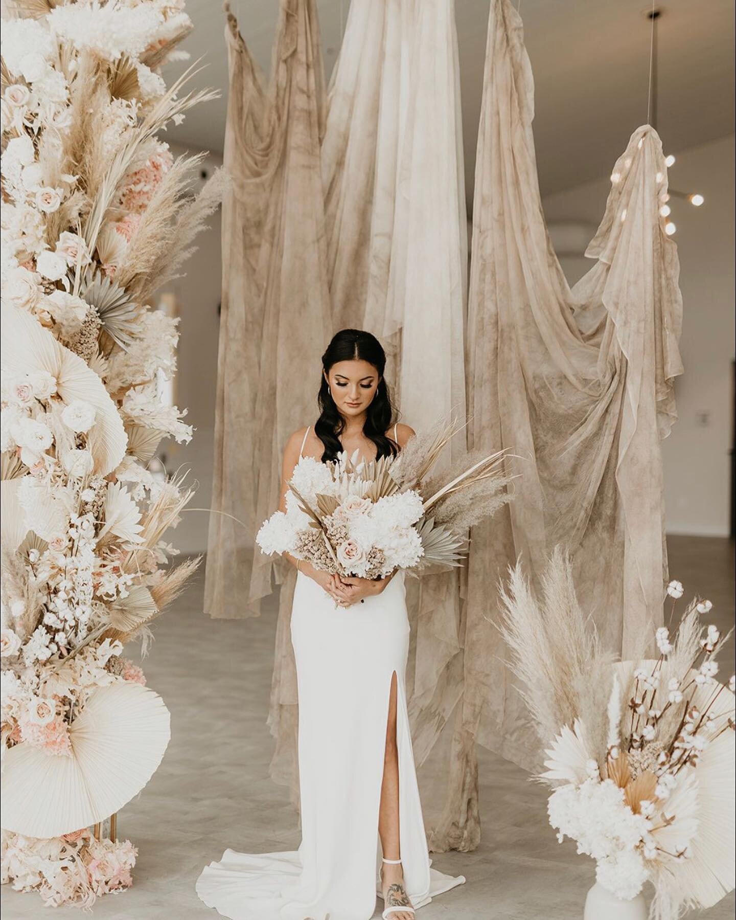 Ceremony goals 😍

We&rsquo;re loving the trend of having a unique backdrop for your wedding ceremony. What do you think?

Would you go the less conventional route for your ceremony? Let us know below 👇🏼👇🏽

Venue: @tinroofeventcentre
Photographer