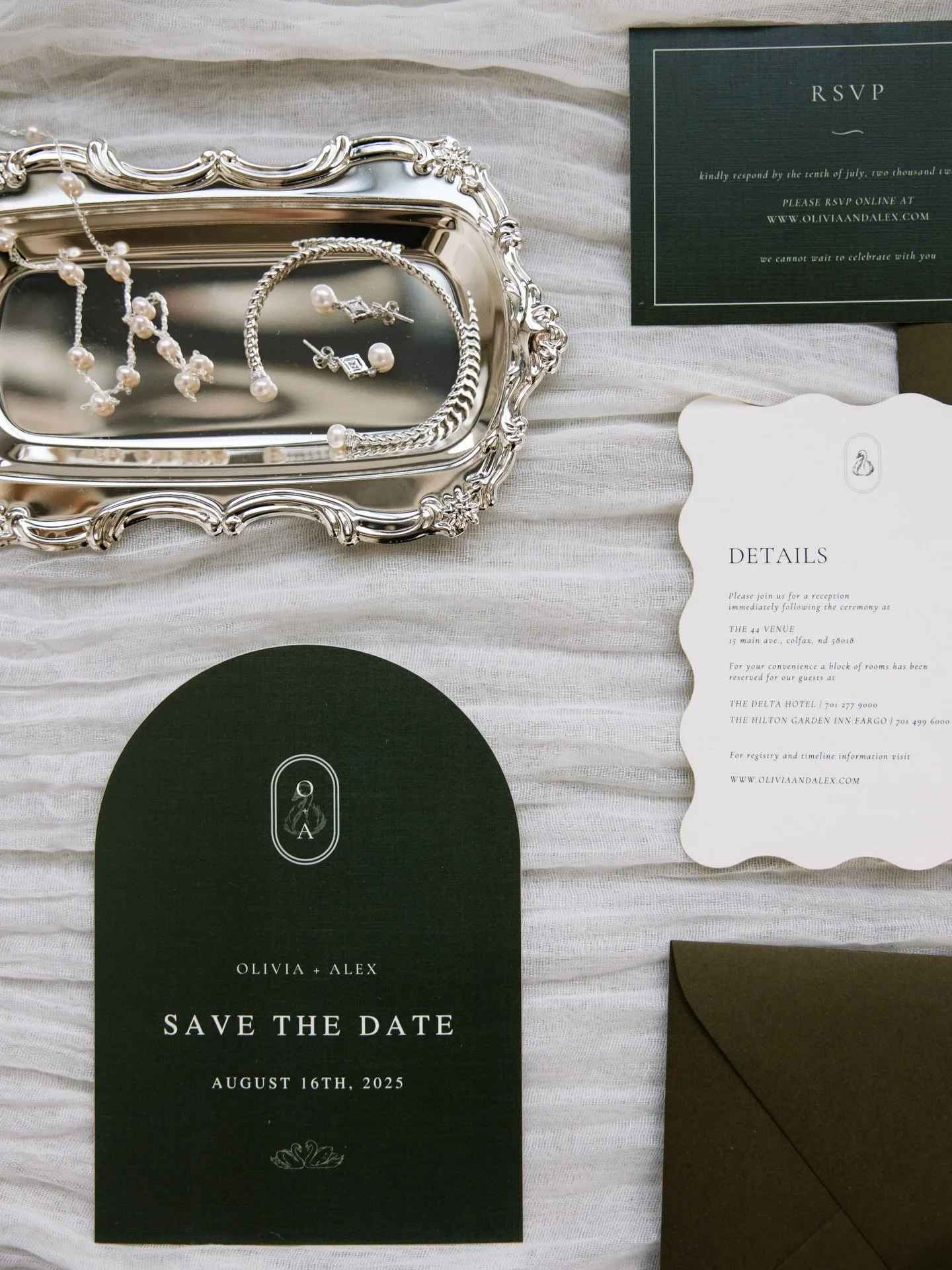 Design trend we&rsquo;ll never get over:
Custom shapes + tactile textures. 🕊️📜

#weddingstationery
#weddinginvites
#weddinginvitationsuite
#weddingdesign
#customweddinginvites
#customstationery
#stationerydesigner
#invitationsuite